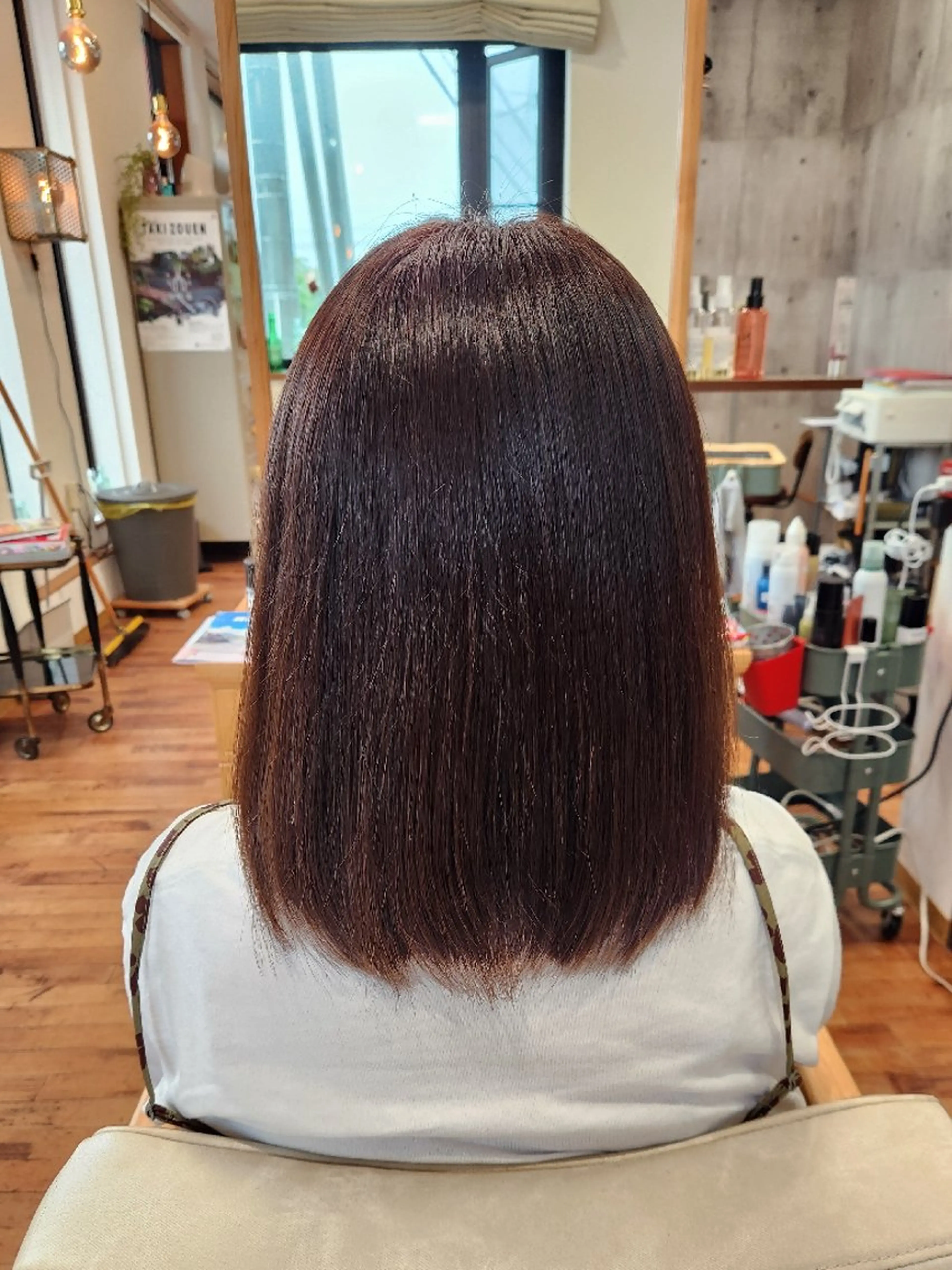カラー セミロング 岩瀬 未来のヘアスタイル