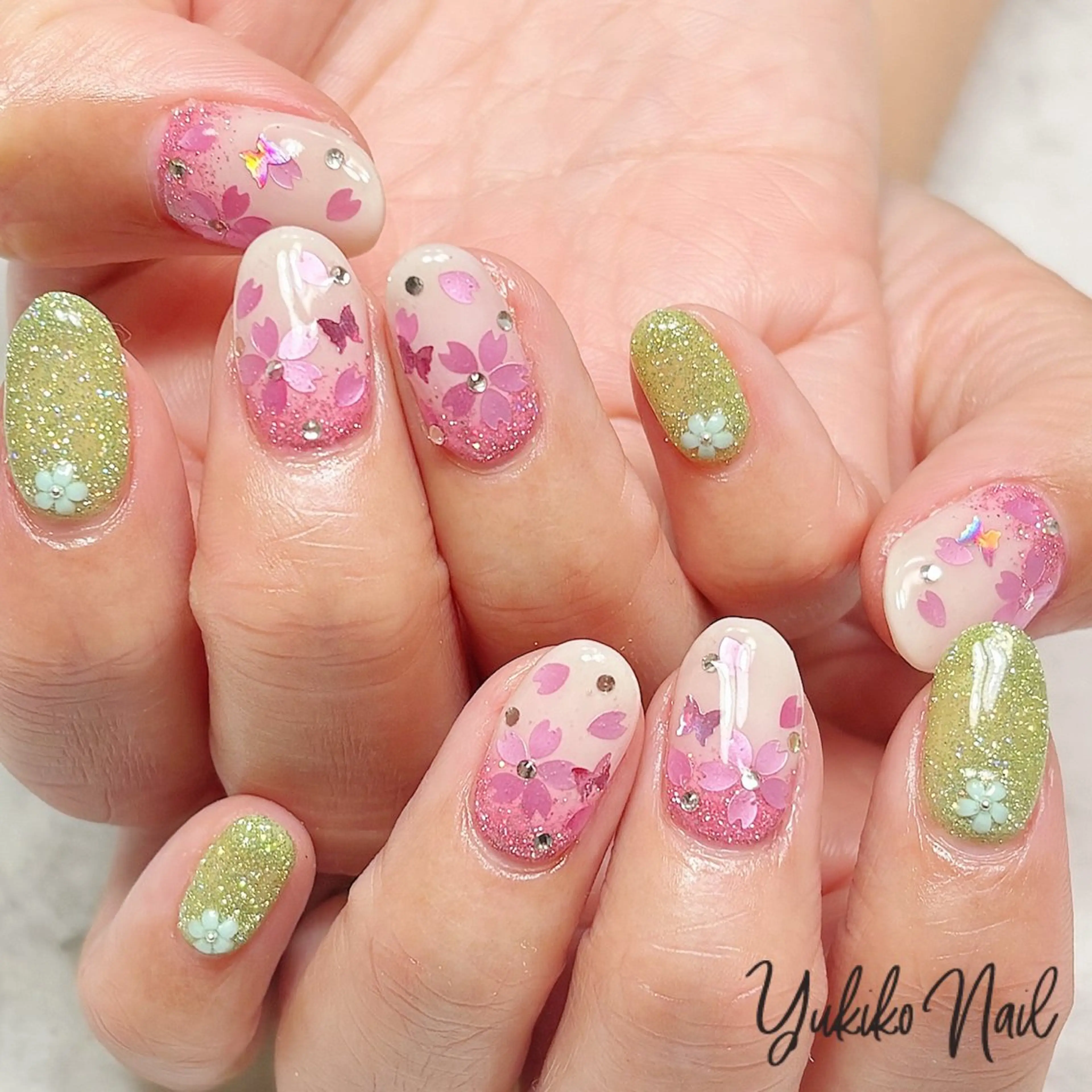 ネイル 桜ネイル ホログラムネイル キラキラネイル 春ネイル ハンドネイル ユキコ ネイルのネイルデザイン