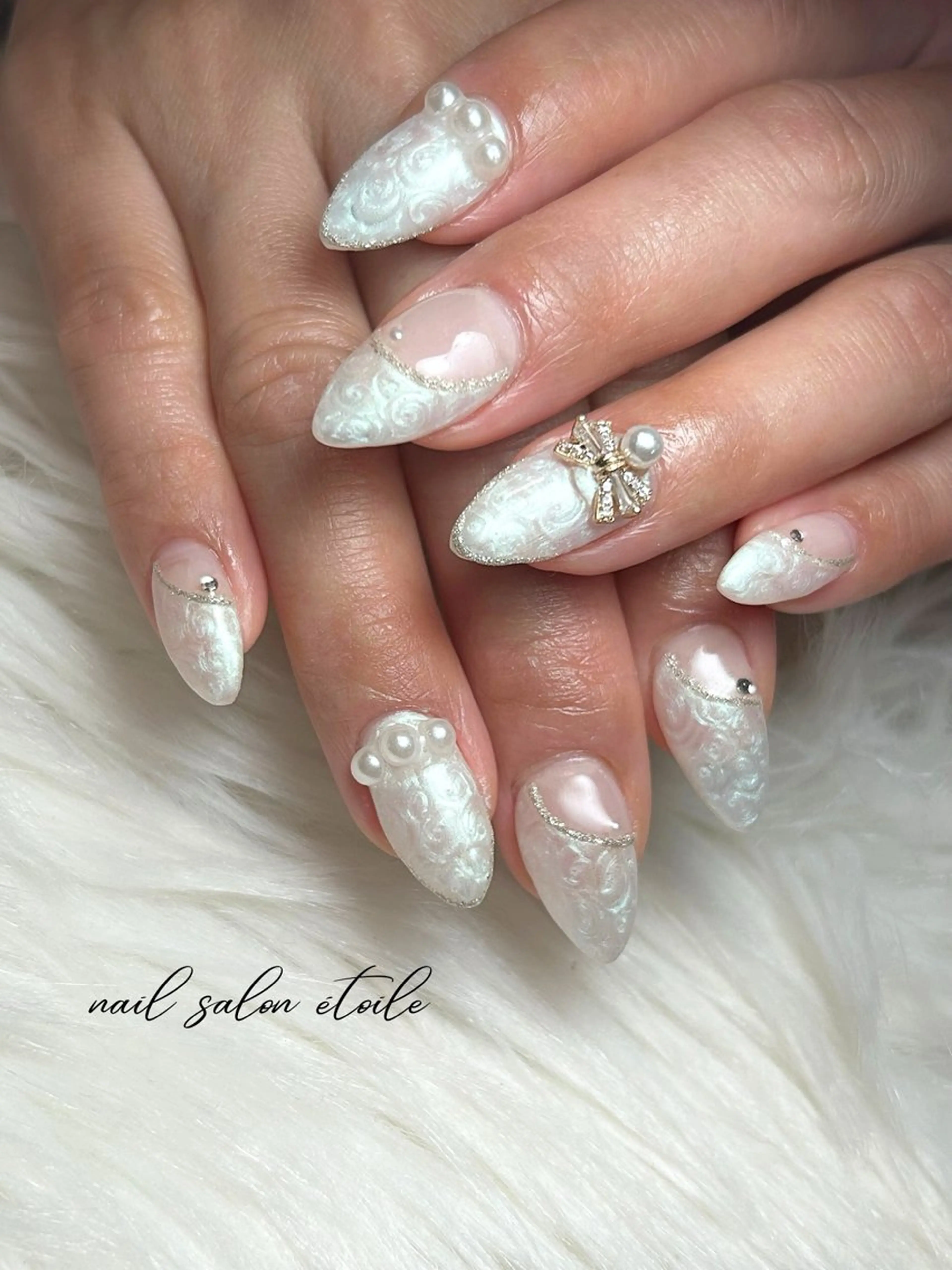 ネイル ストーンネイル ブライダルネイル ホワイト ハンドネイル nail salon étoileのネイルデザイン