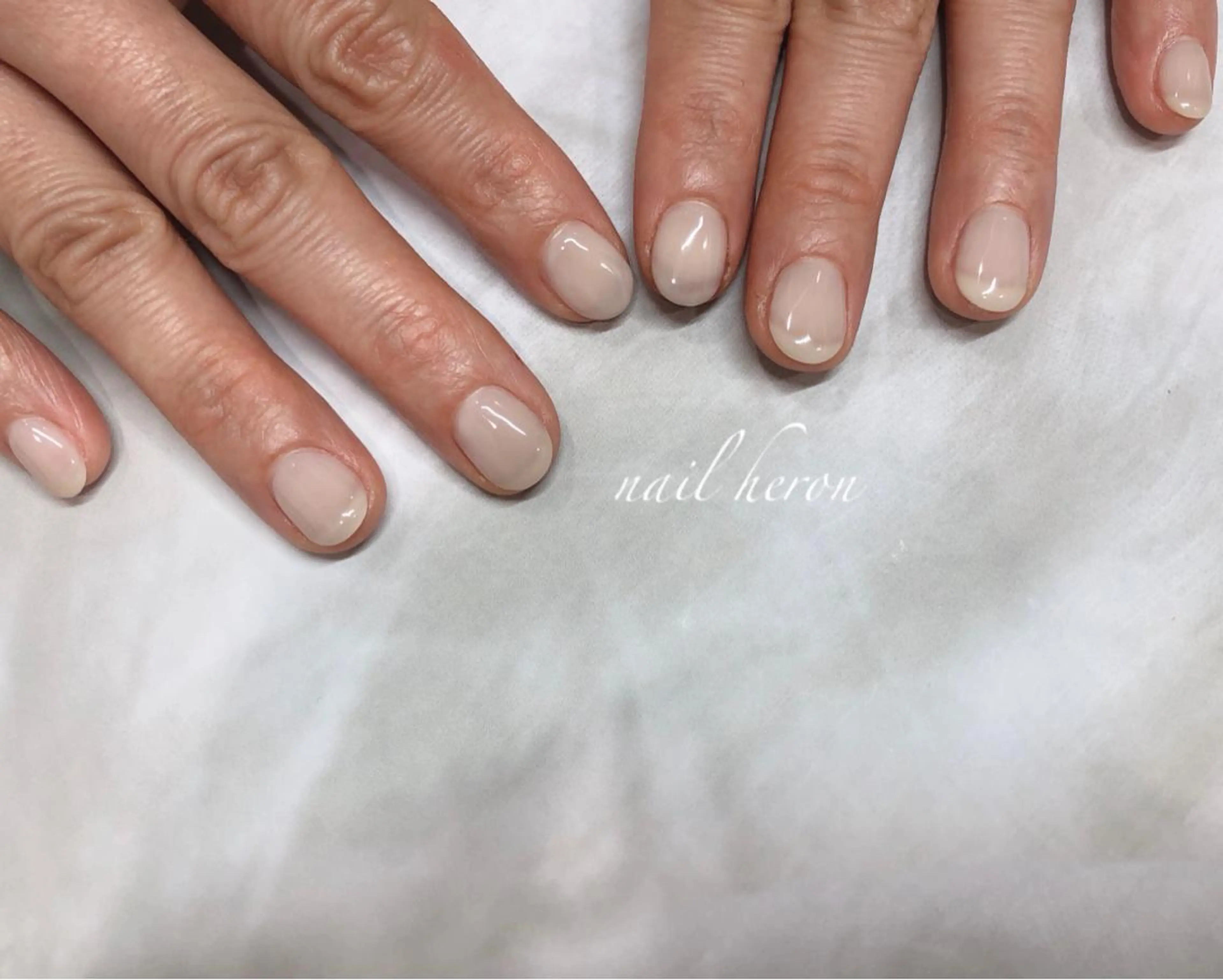 ネイル ホワイト ハンドネイル saki_ nail heronのネイルデザイン