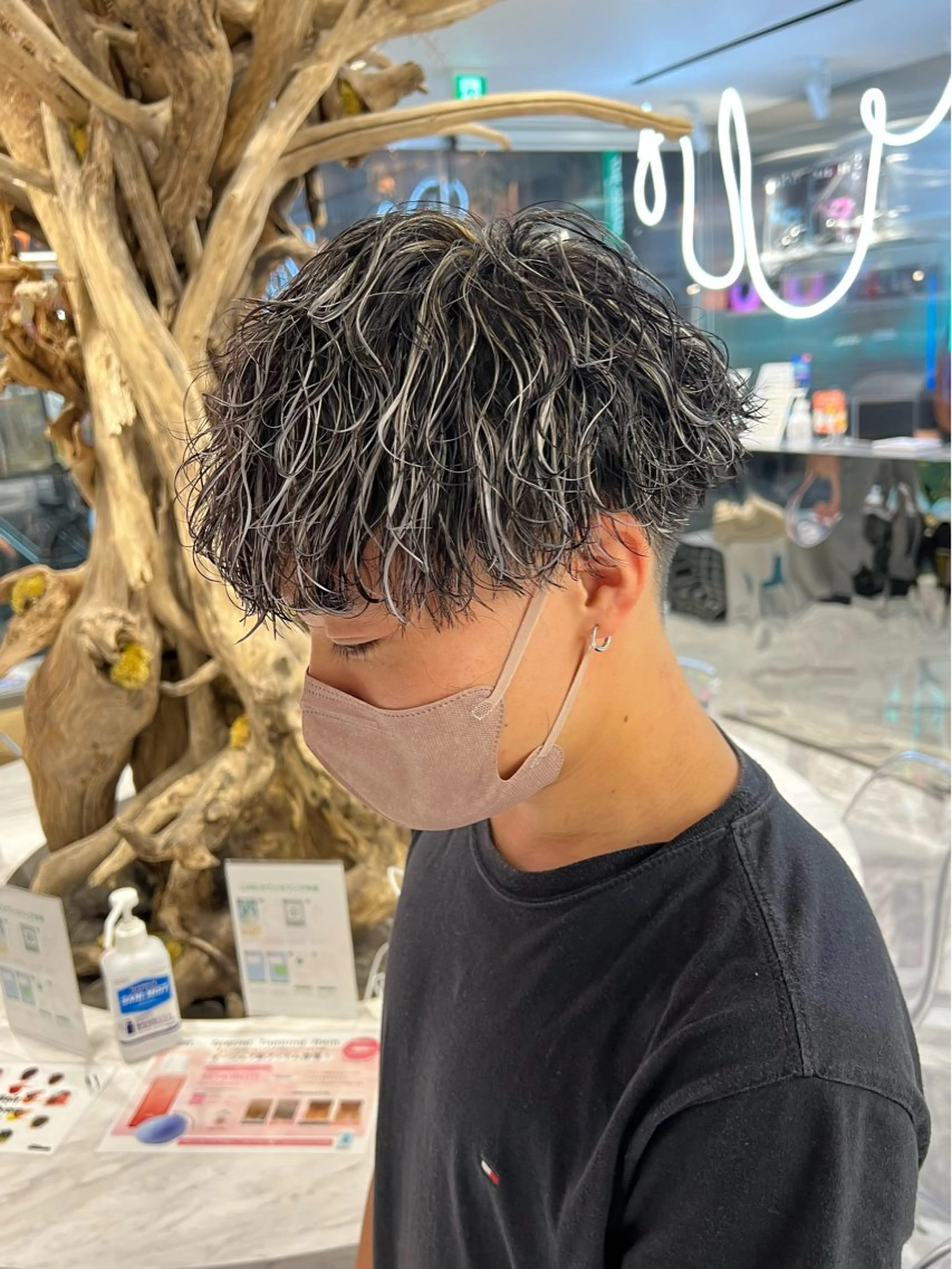 ショート カラー パーマ メンズ メンズパーマ メンズツイストパーマ 波巻きパーマ スパイラルパーマ ツイストパーマ カット ヘアカラー パーマ フェザーショート⚡️ REONのヘアスタイル