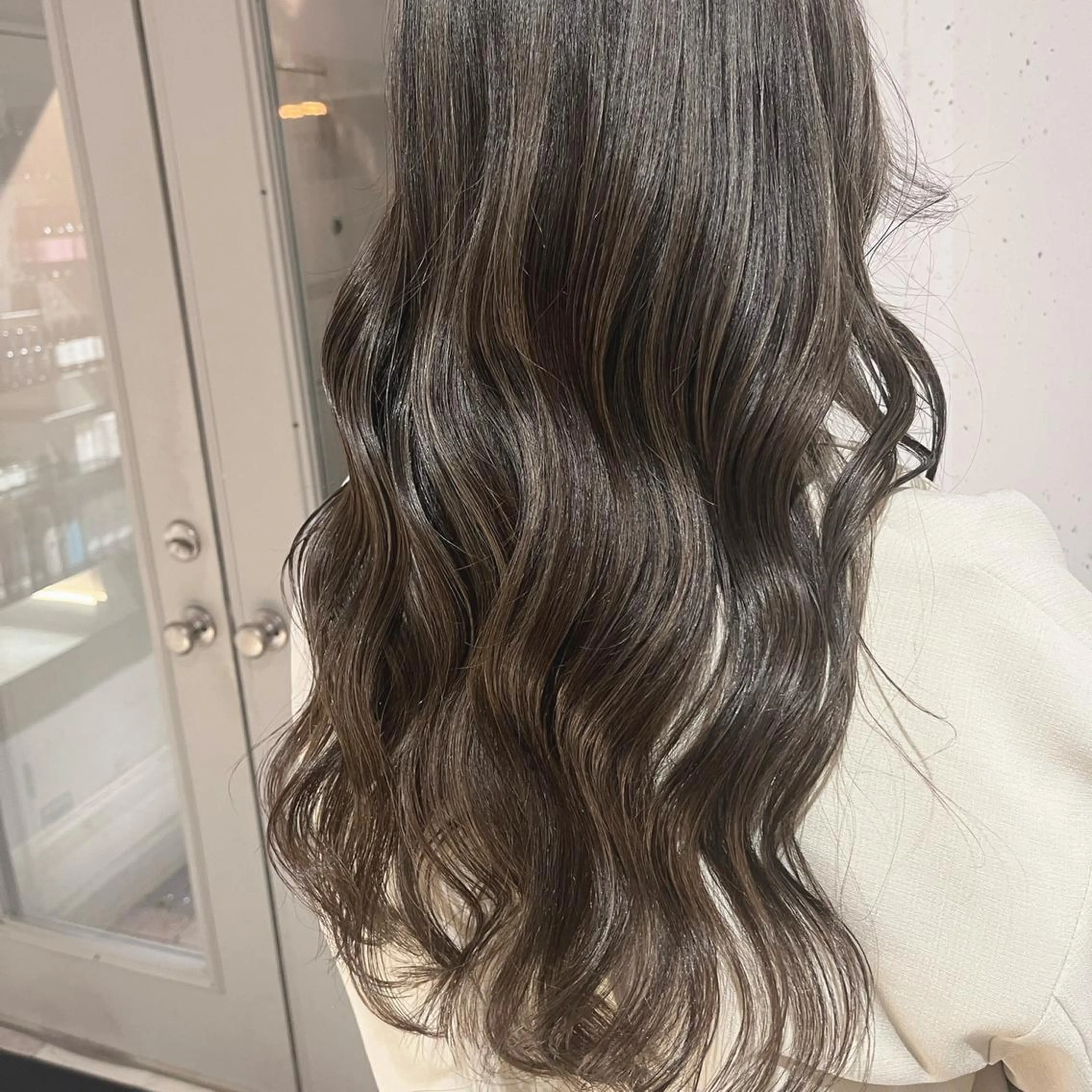 ロング カラー ベージュカラー ブリーチ ダブルカラー グレージュ ハイライトカラー ヘアカラー トリートメント ヘッドスパ ヘアセット カジュアルを女っぽく 𝗮𝘆𝗮𝗰𝗼のヘアスタイル