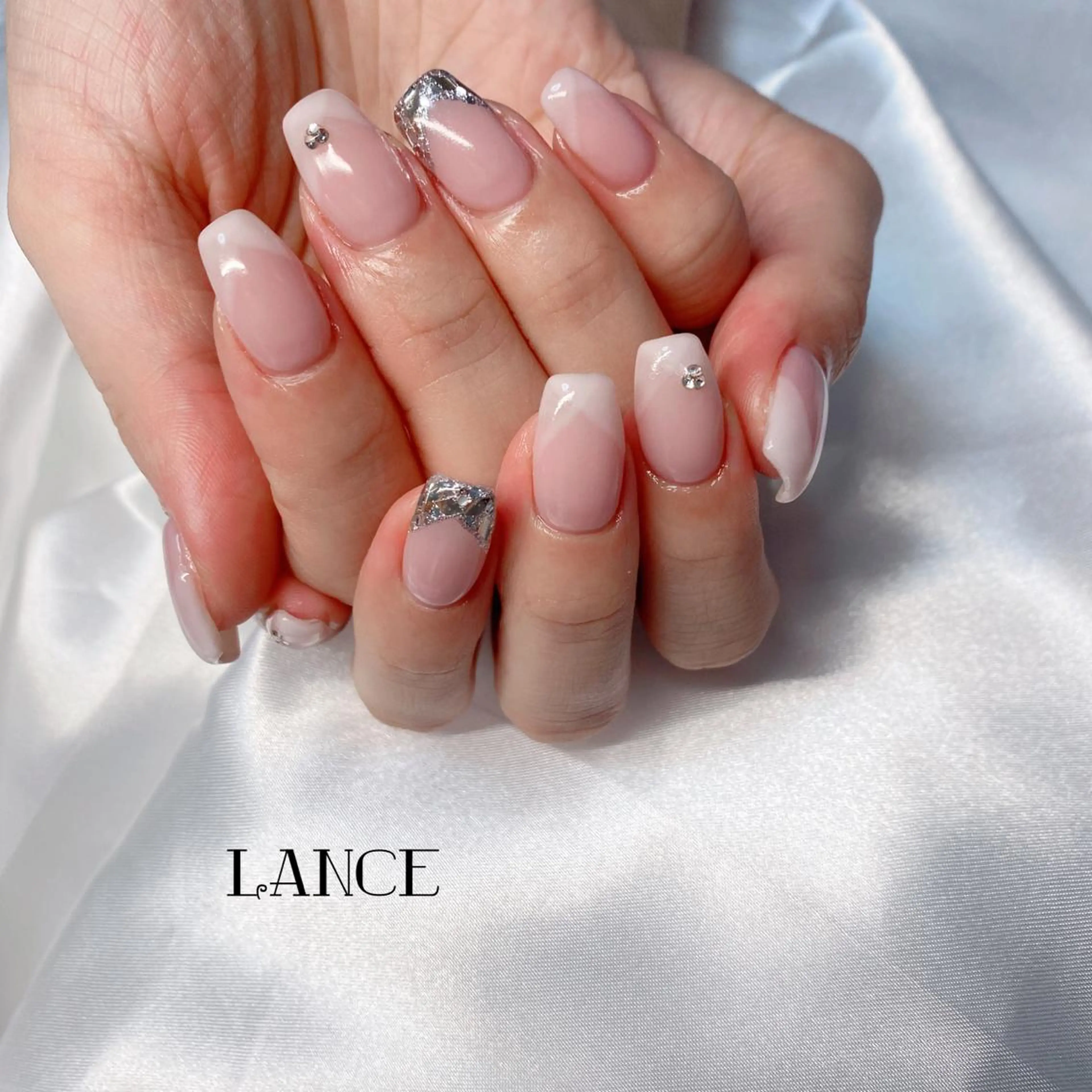 ミディアム ネイル オーロラネイル フレンチネイル グラデーション キラキラネイル シンプルネイル ハンドネイル Lance nailのネイルデザイン