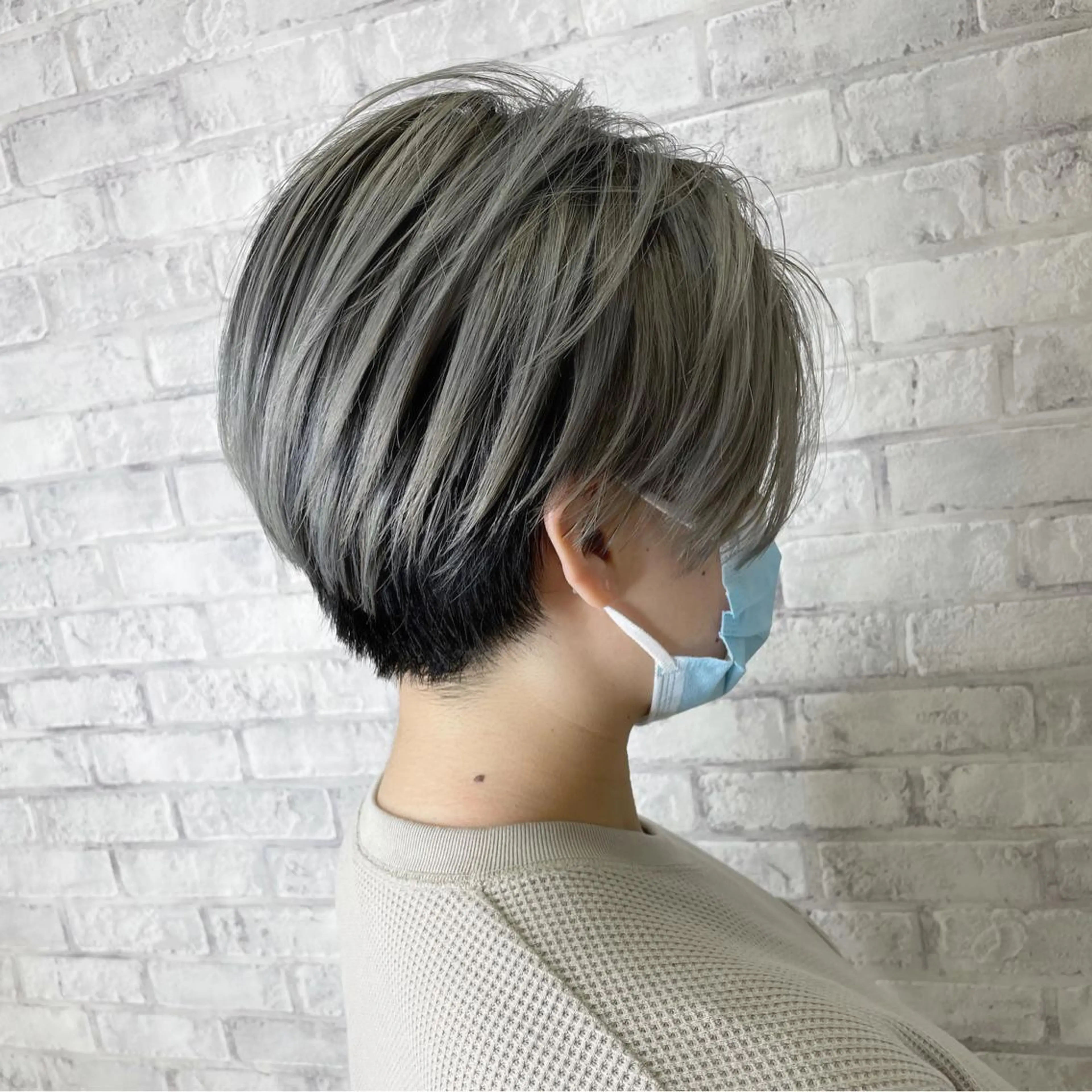 ショート カラー ヘアアレンジ バレイヤージュ ブリーチ レイヤーカット ショートヘア 刈り上げ ヘアカラー トリートメント 秋山 幸太のヘアスタイル