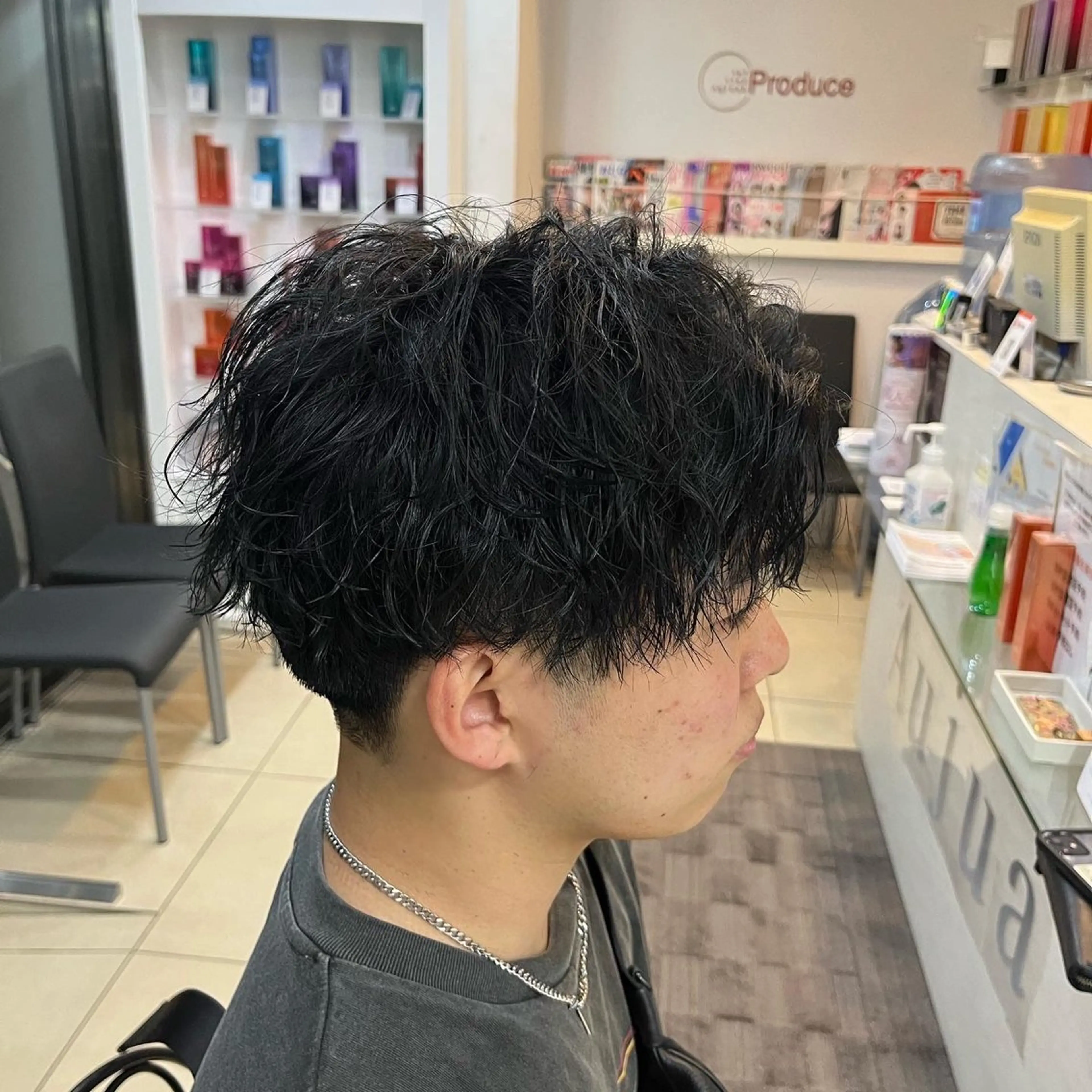 ショート パーマ メンズ センターパート メンズパーマ ツイストスパイラルパーマ スパイラルパーマ カット パーマ 韓国メンズヘア/ 毛流れヘア　須田龍世のヘアスタイル