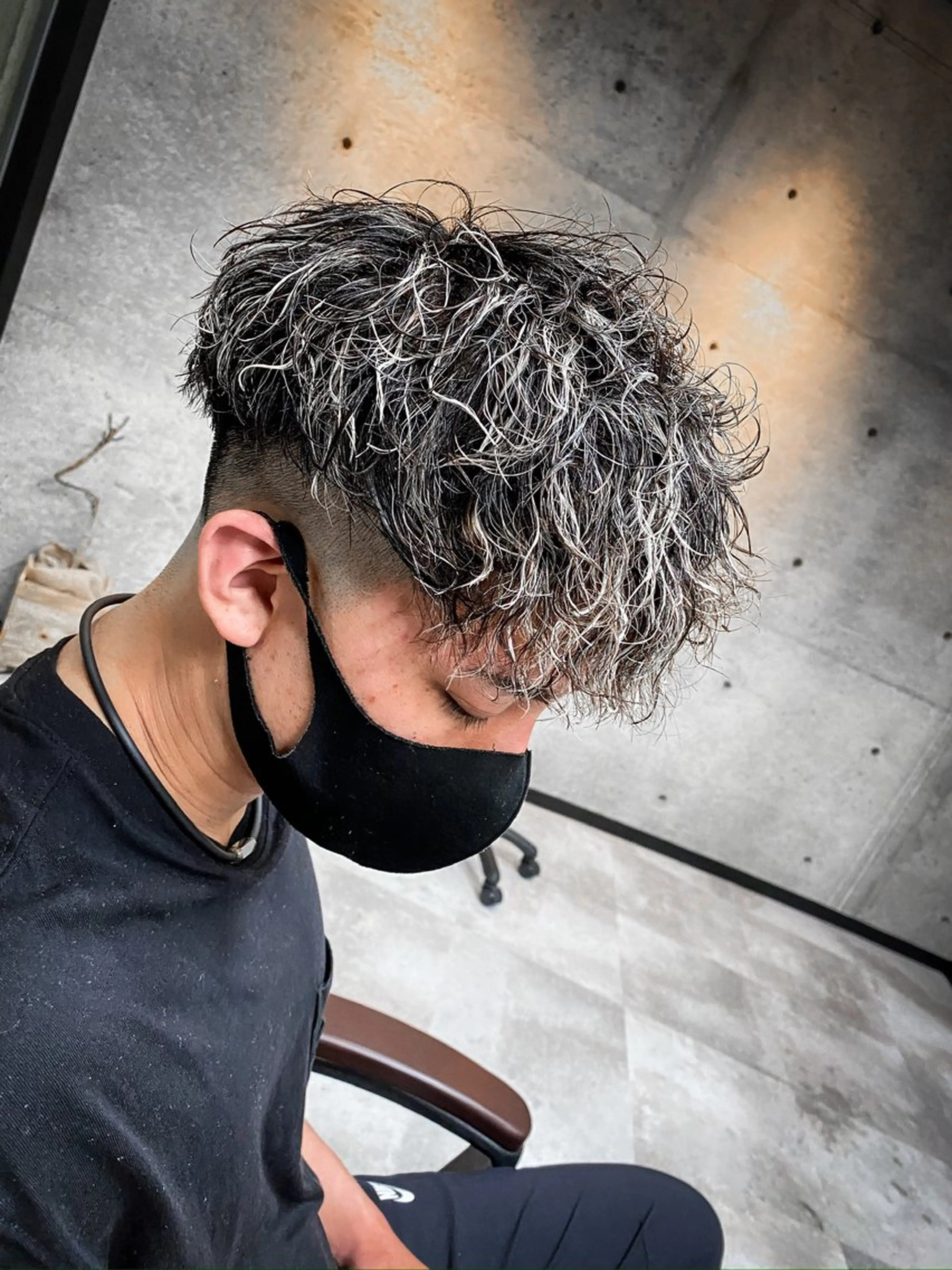 カット+ホワイトメッシュ+特殊パーマの写真