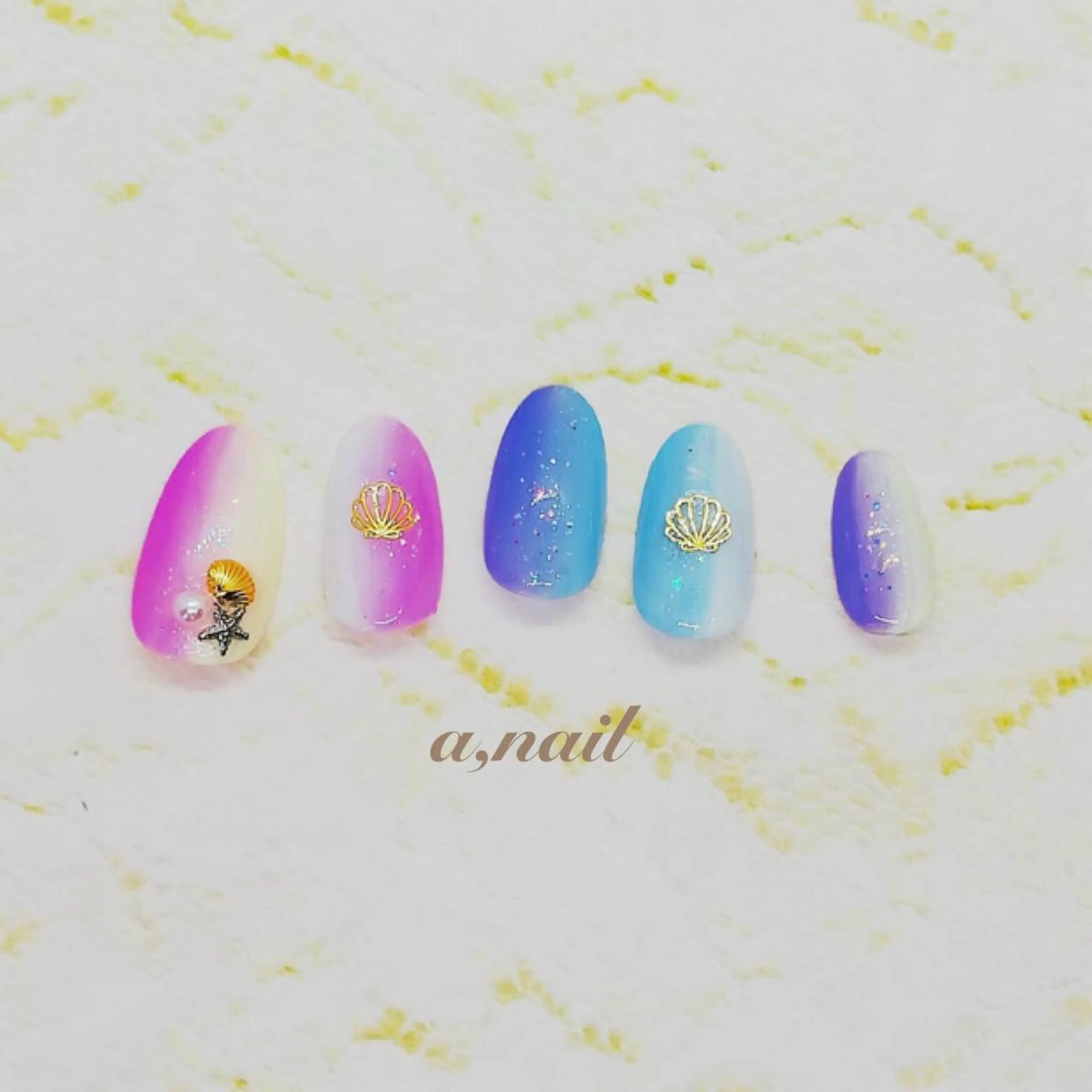 ネイル フットネイル ラメ(グリッター) ニュアンスネイル オフィスネイル ワンカラーネイル ハンドネイル ネイルサロン エーネイルのネイルデザイン