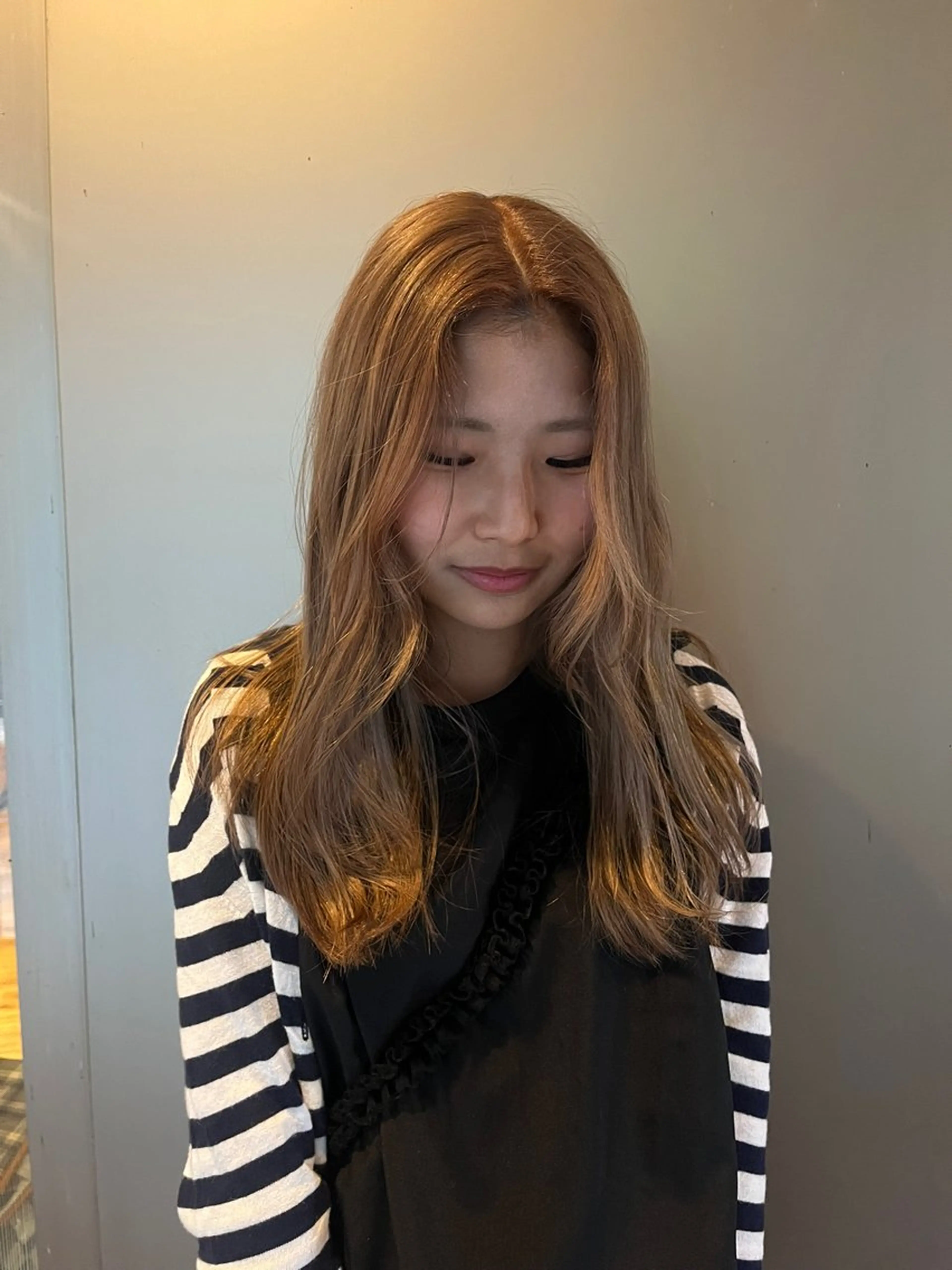 ロング レイヤーカット あやか/ベージュ /透け感カラーのヘアスタイル