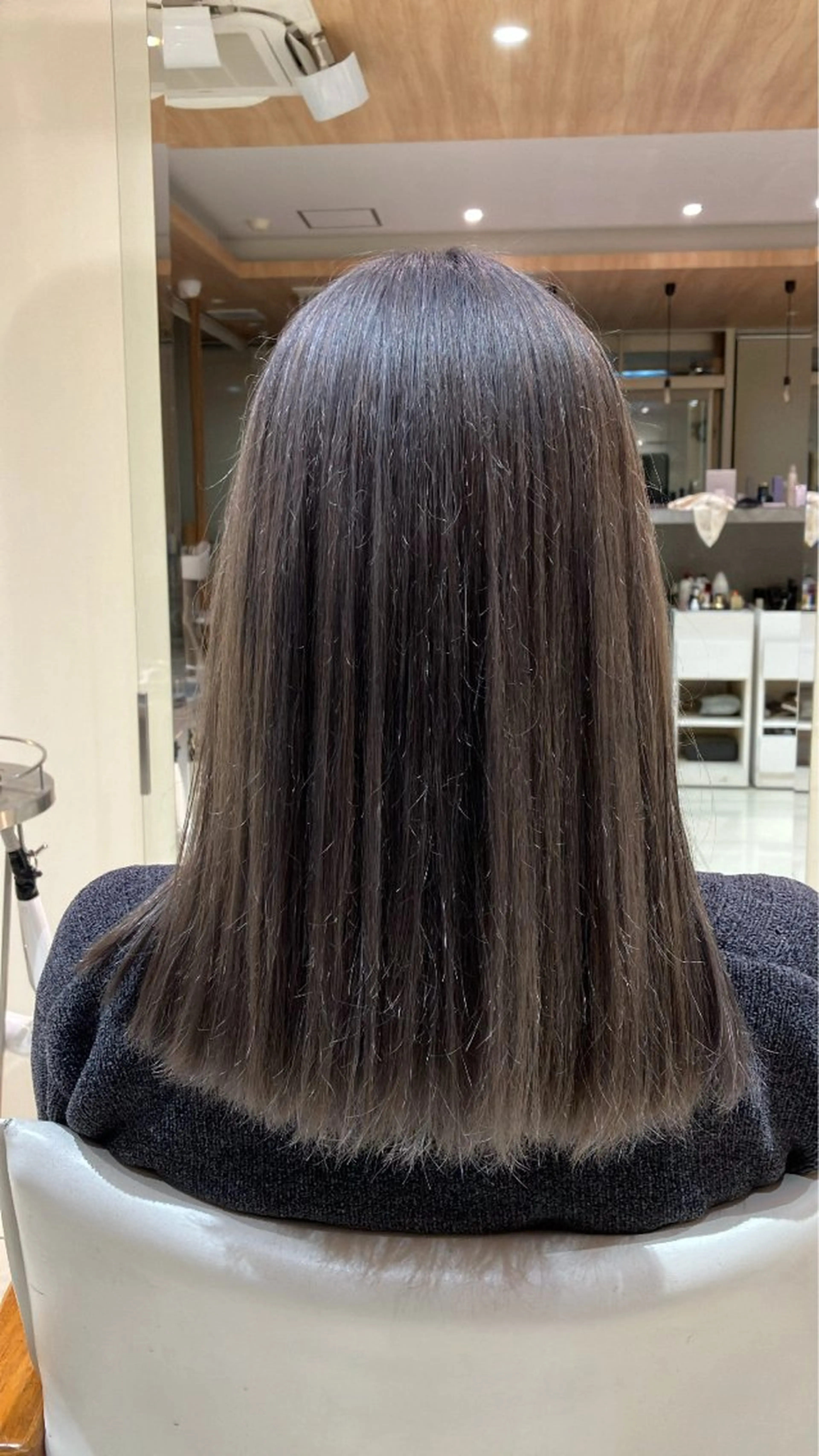 ミディアム カラー アッシュ アッシュグレー アッシュグレージュ ブリーチ グレージュ 横山 鈴名のヘアスタイル