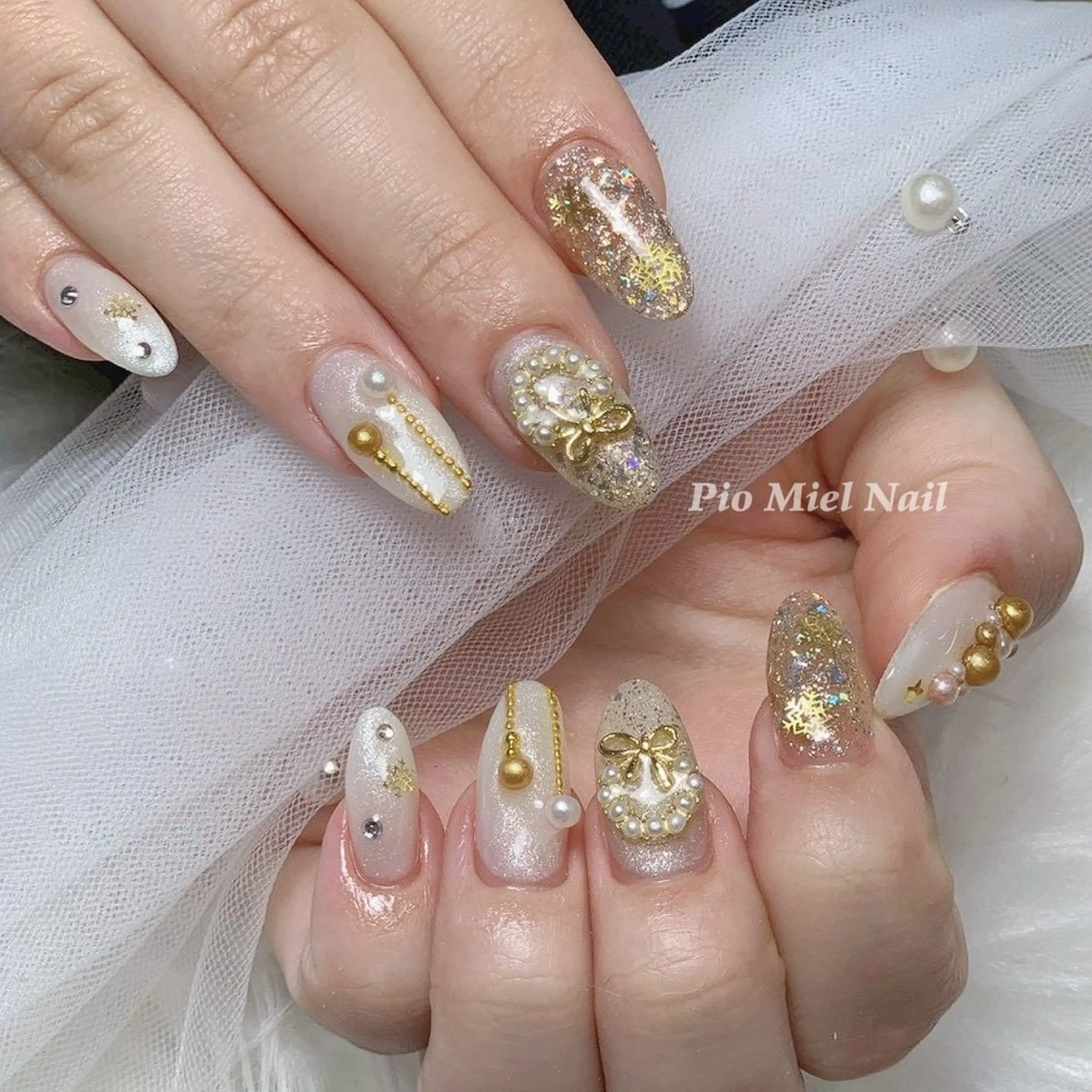 ネイル ゴールド ラメ(グリッター) マグネットネイル ワンホンネイル ホワイト ハンドネイル momo 長さだしのネイルデザイン