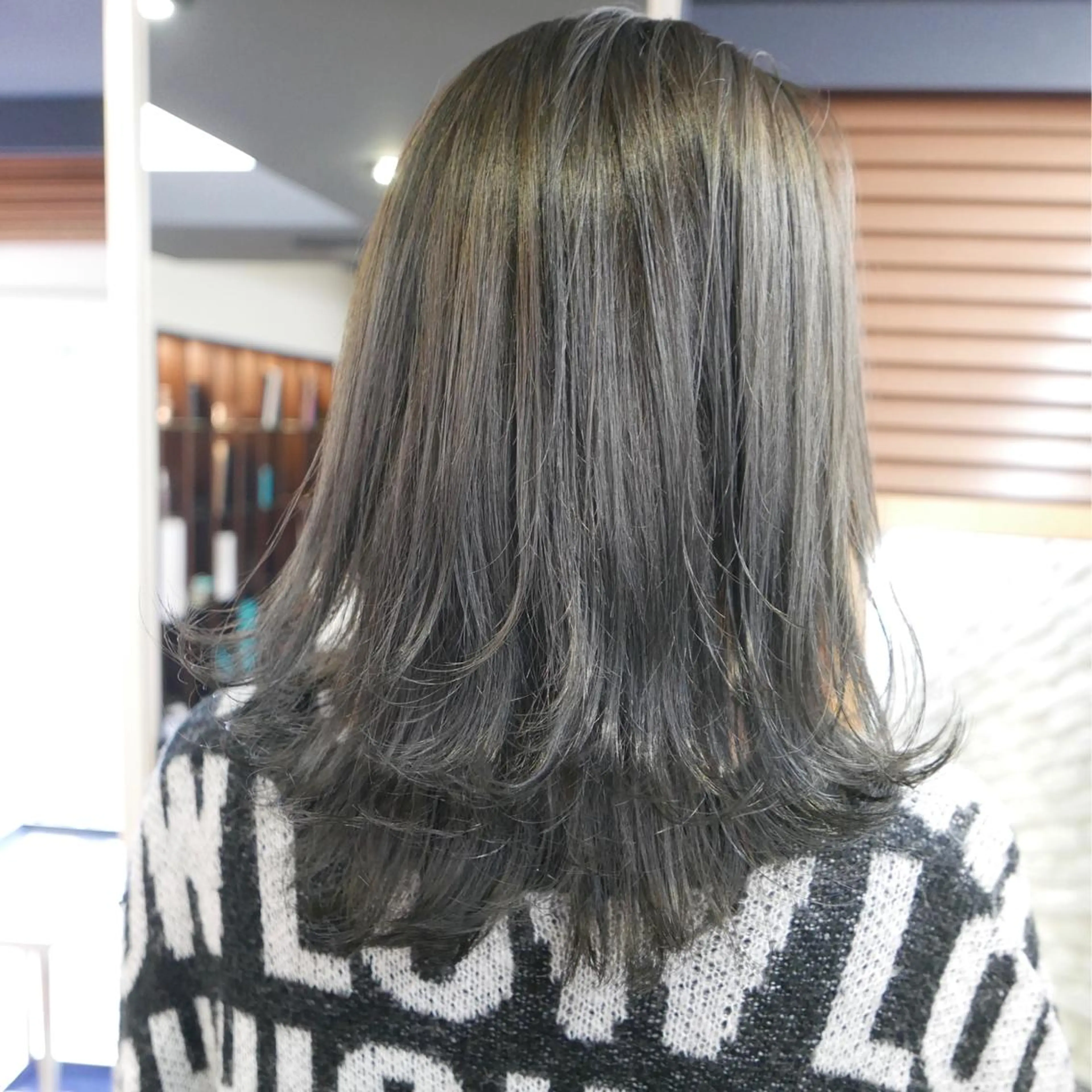 ミディアム カラー アディクシーカラー レイヤー べージュ 白石研太のヘアスタイル