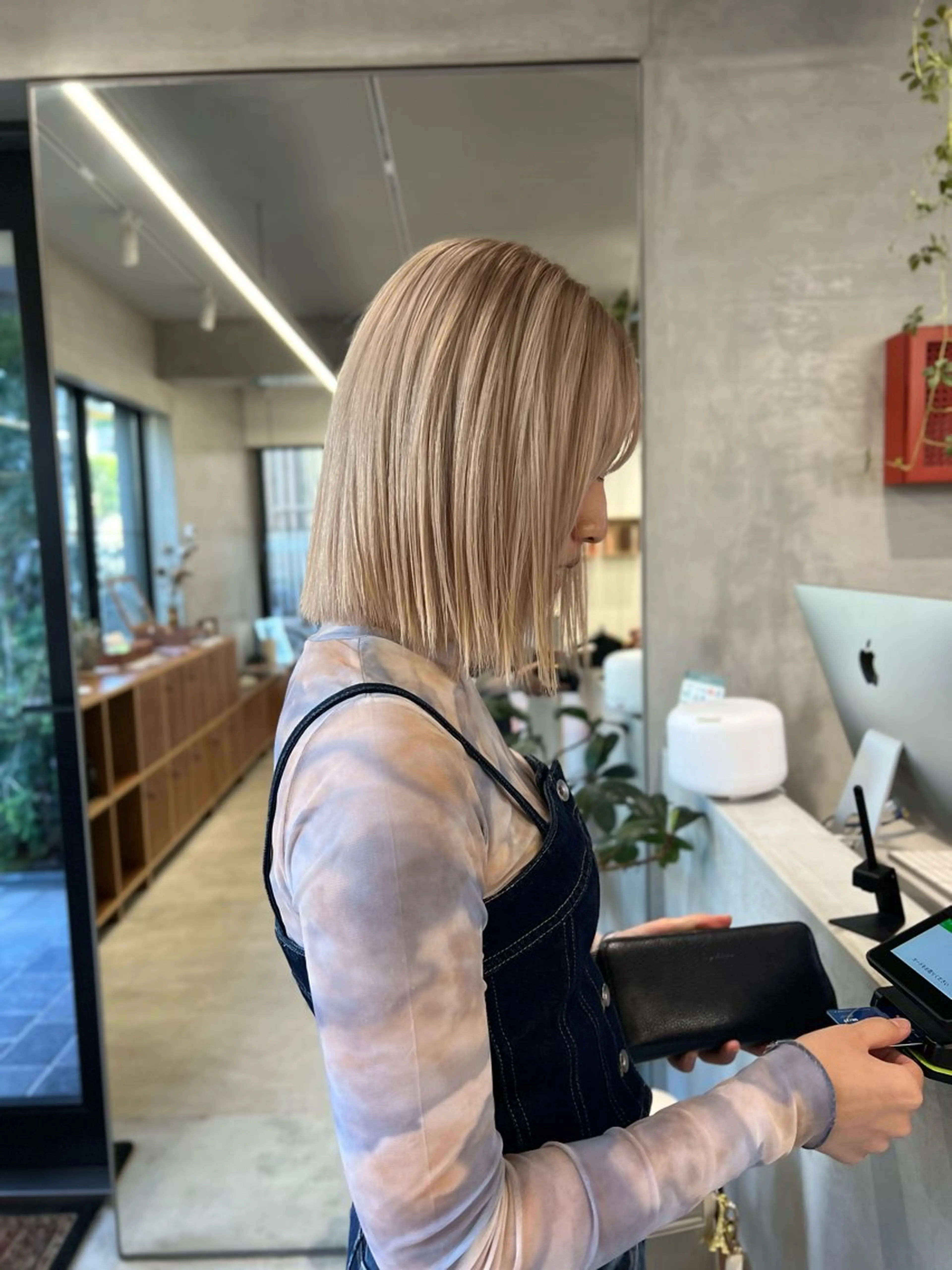 ミディアム カラー ベージュカラー ブリーチ ブロンド ホワイトベージュ ホワイトブロンド ケアブリーチ/ ハイトーン/牧野のヘアスタイル