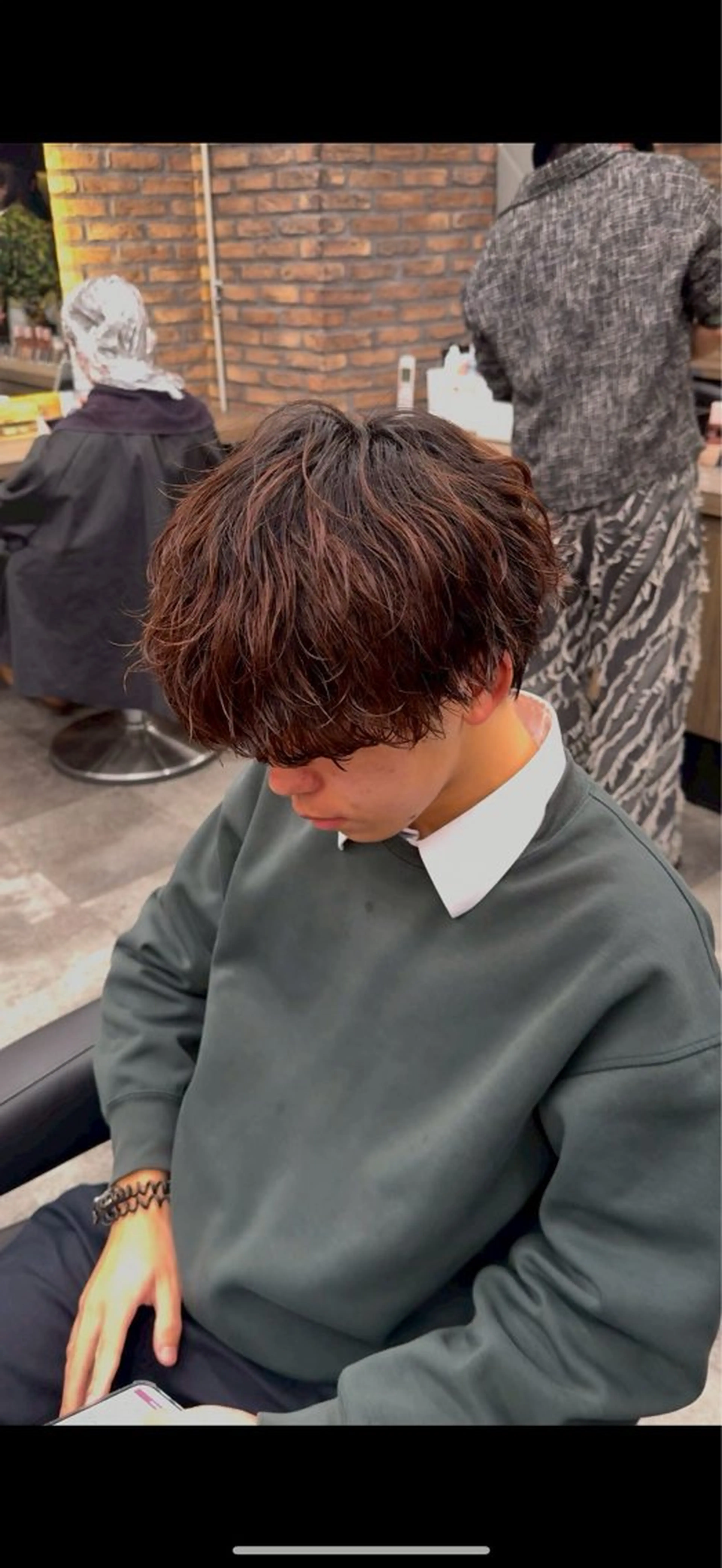 ミディアム カラー パーマ メンズ ミディアムパーマ メンズパーマ 波巻きパーマ ヘアカラー 三浦 洋斗のヘアスタイル