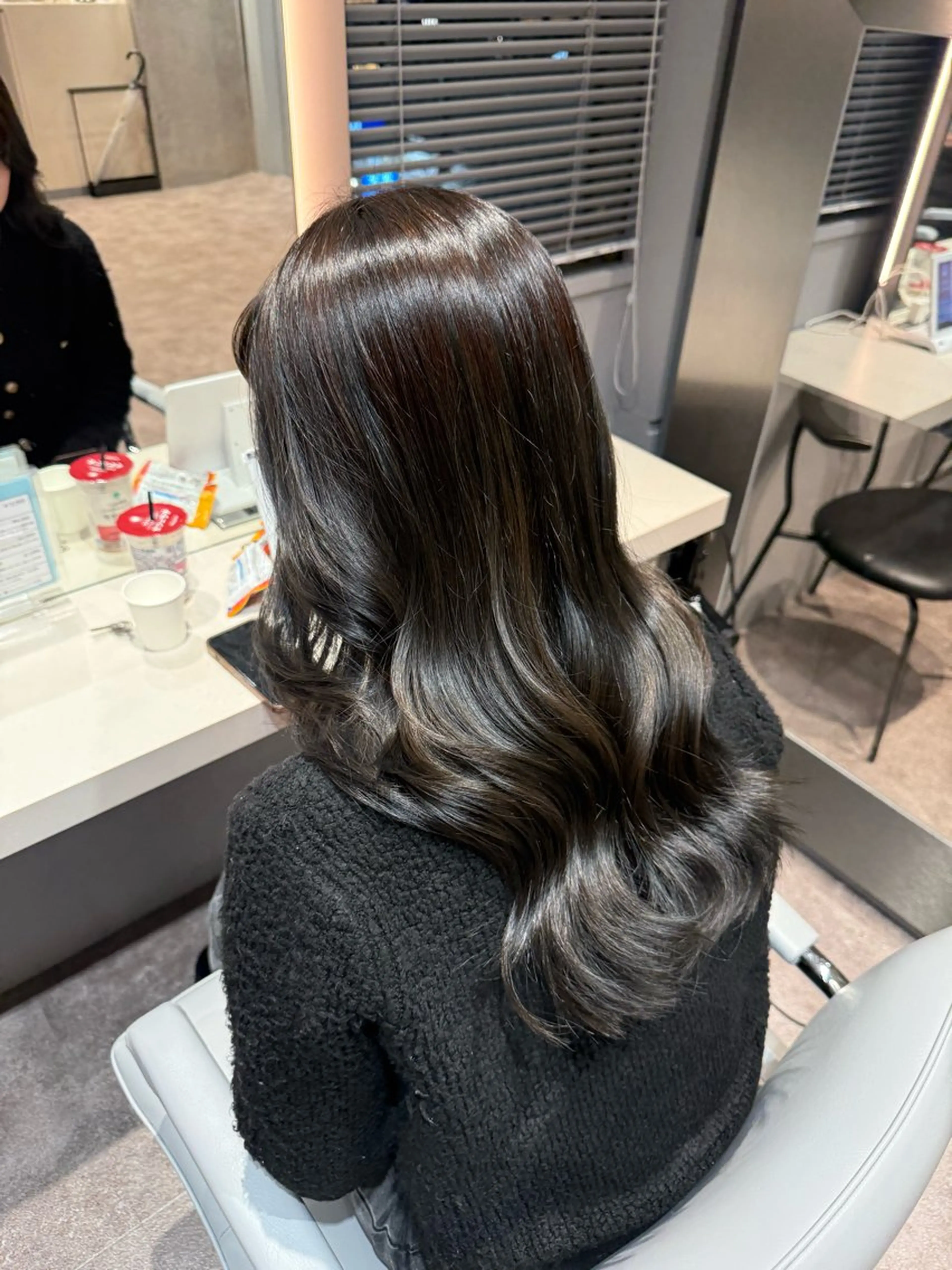 ロング アッシュ カット ヘアカラー 上野 日菜莉のヘアスタイル