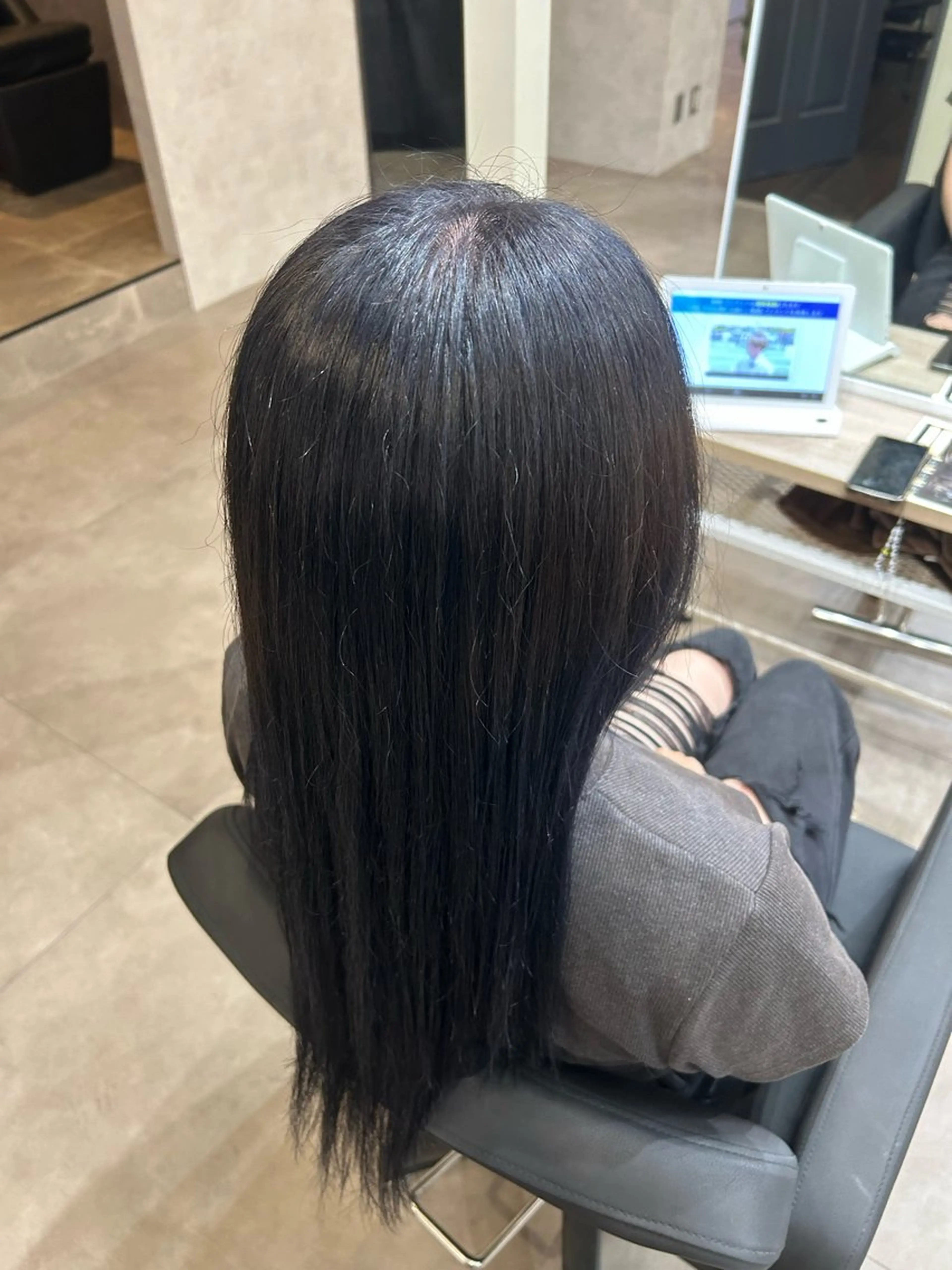 ロング カラー 黒髪 ブリーチ ブルーカラー ブルーブラック ダブルカラー 石原 侑季のヘアスタイル