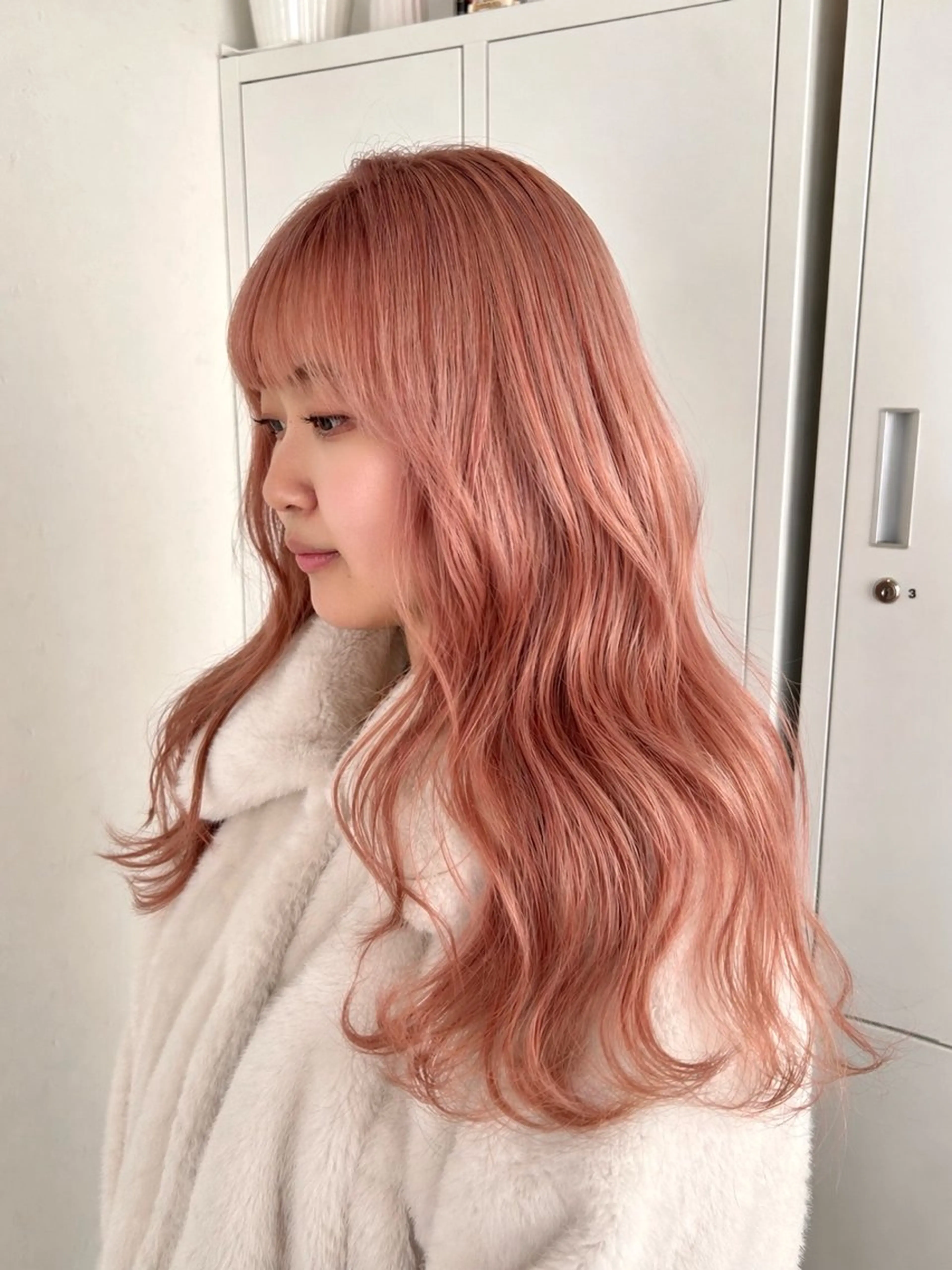 セミロング カラー ベージュカラー ピンクカラー ピンクベージュ カット ヘアカラー トリートメント 艶カラー/レイヤー/ ハイトーン/まなみのヘアスタイル