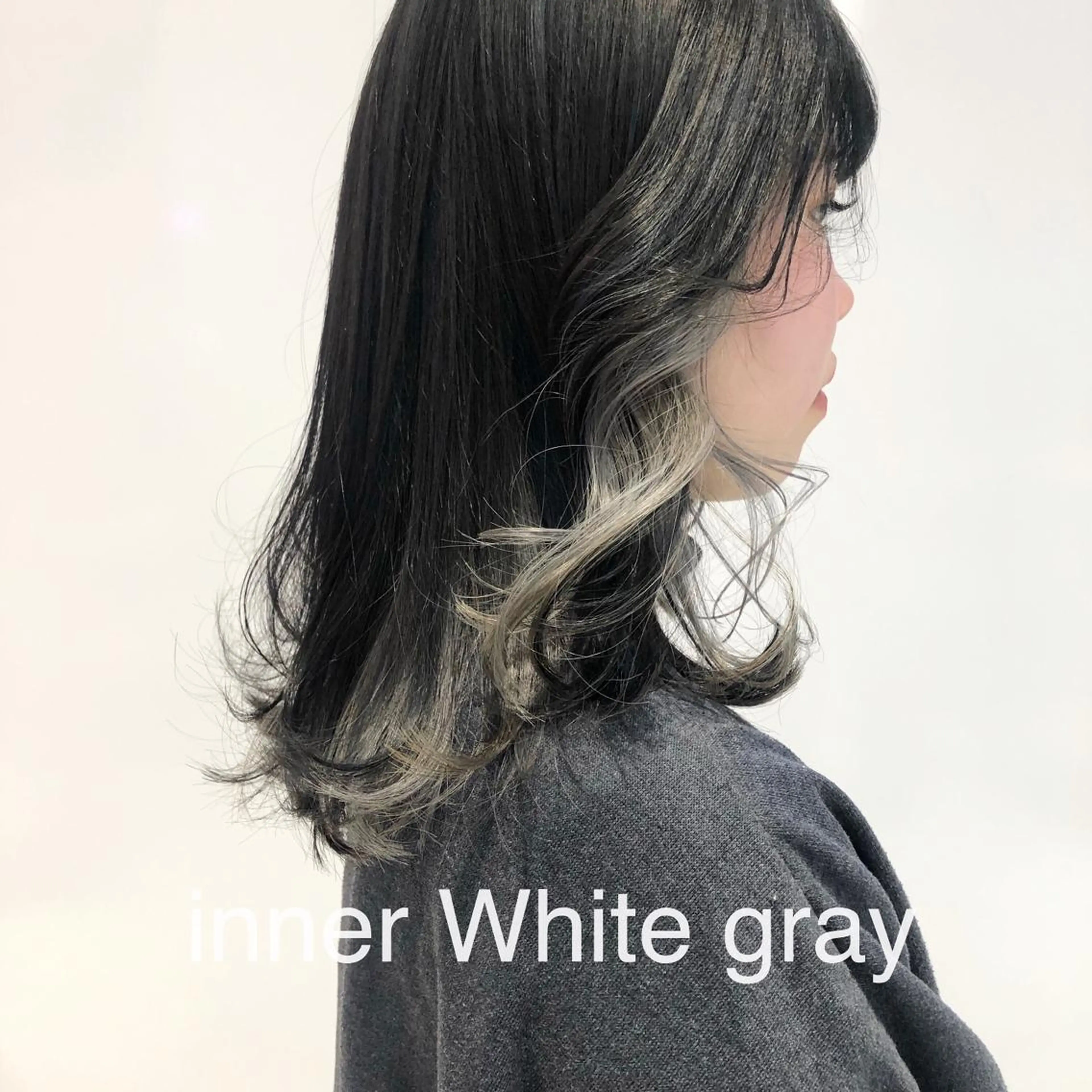 ミディアム カラー ブロンド インナーカラー ネイビーカラー 相川 愛実のヘアスタイル