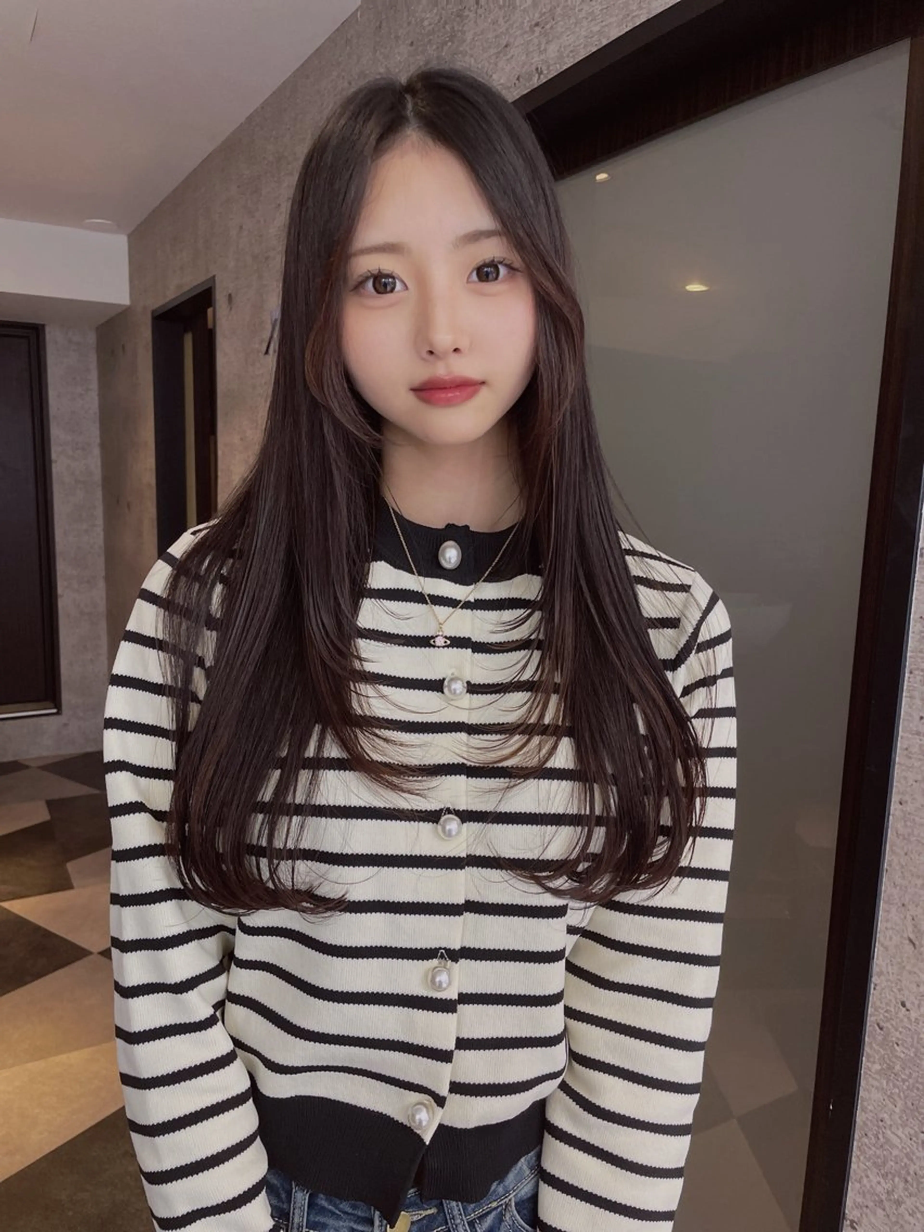 ロング レイヤーカット GEM YURI ハイトーンカラーのヘアスタイル