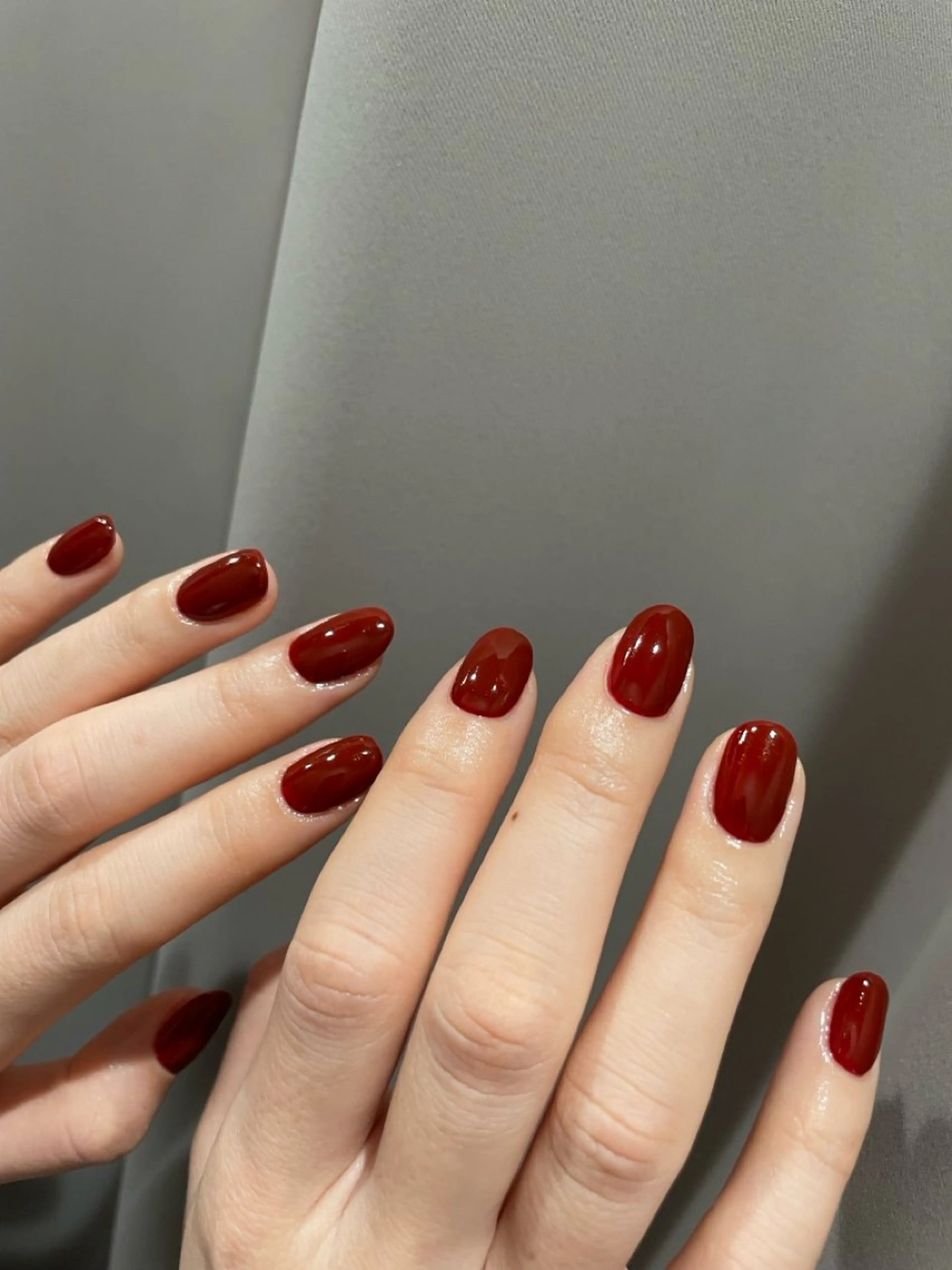 ネイル ワンカラーネイル 赤色 eyelash& nailsalonMのネイルデザイン