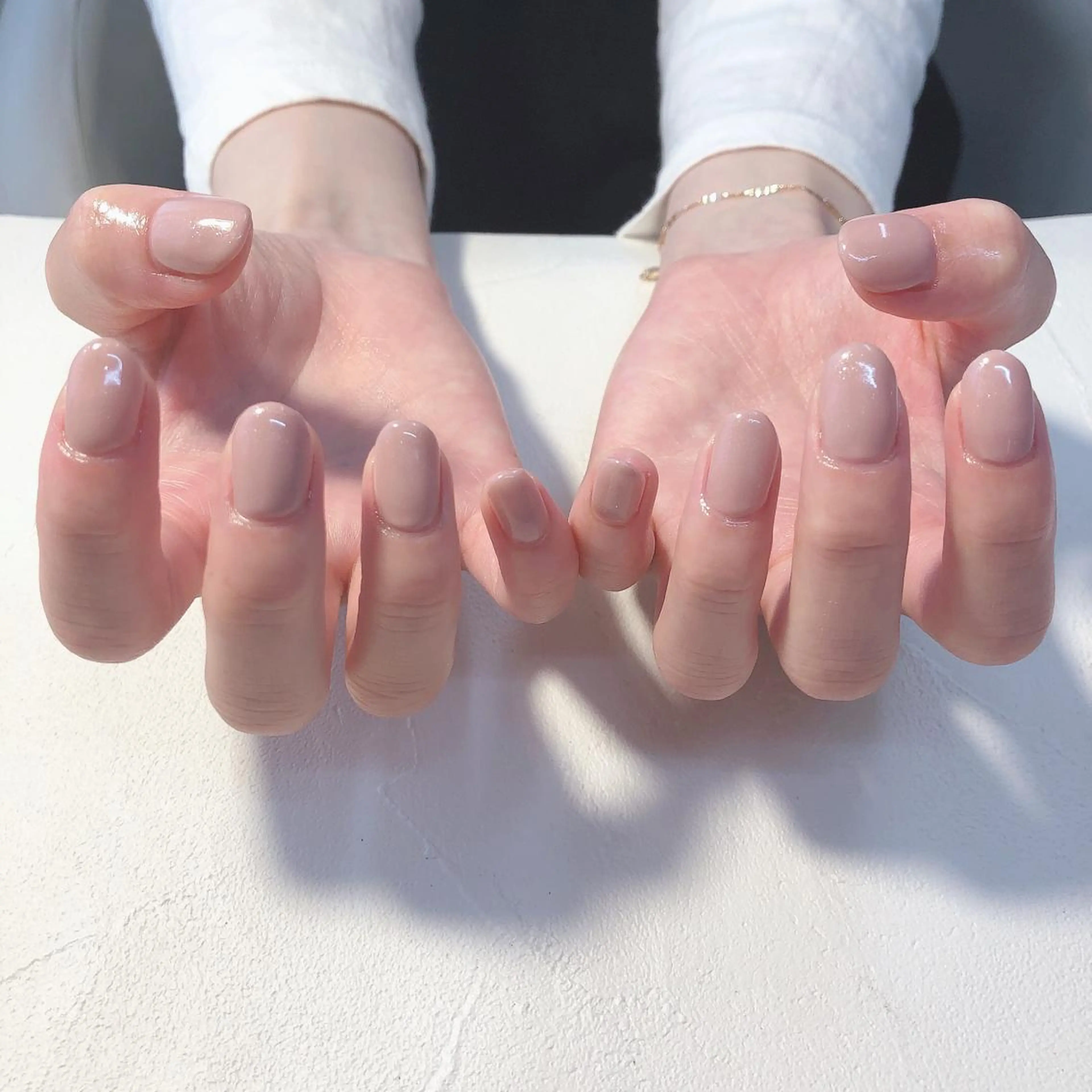 ネイル ラメ(グリッター) オフィスネイル ピンク ピンクベージュ ハンドネイル nails 🎀meのネイルデザイン