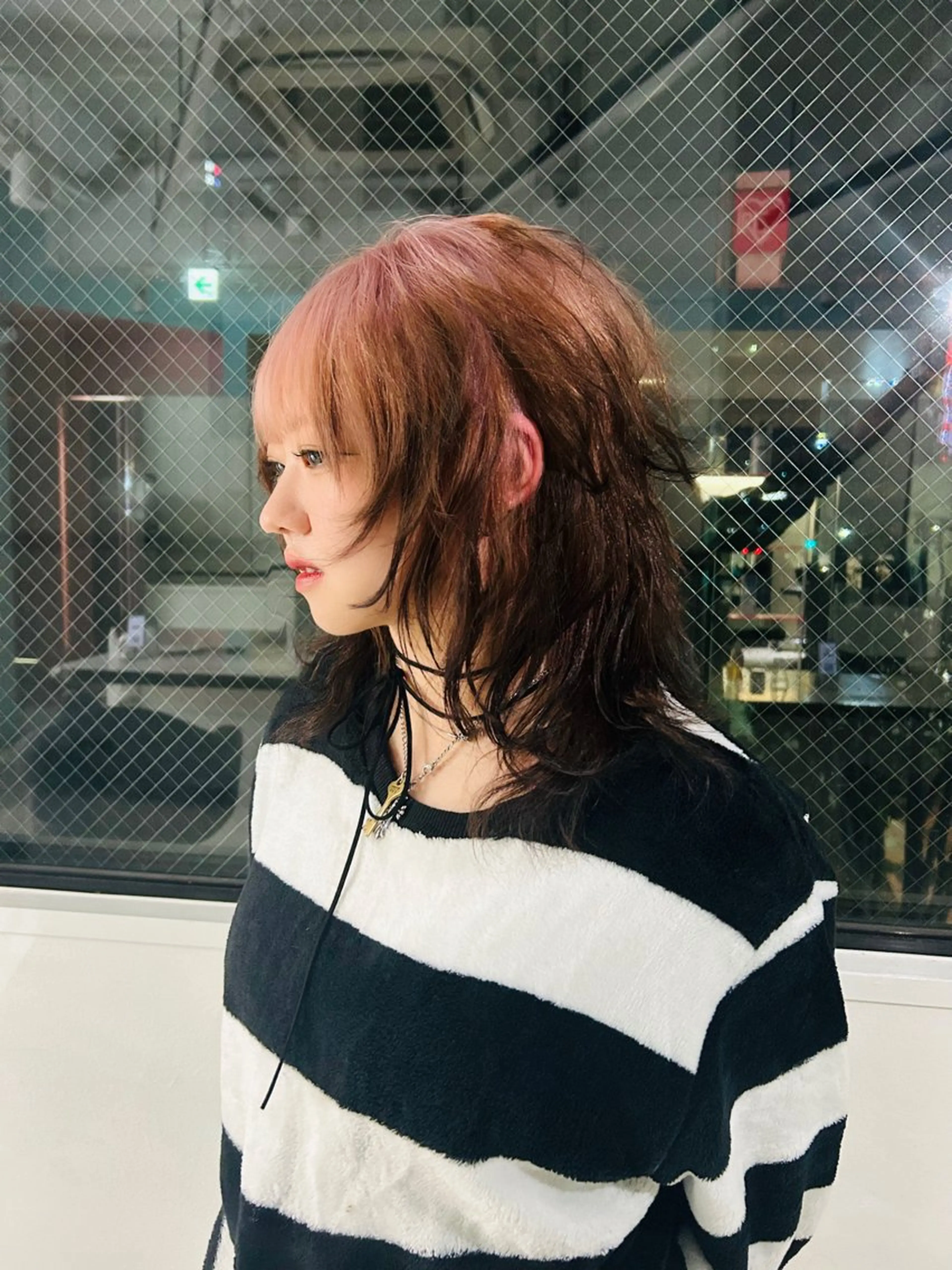 ロング カラー 縮毛ブリーチ／黒染め 複雑履歴／ホワイトのヘアスタイル