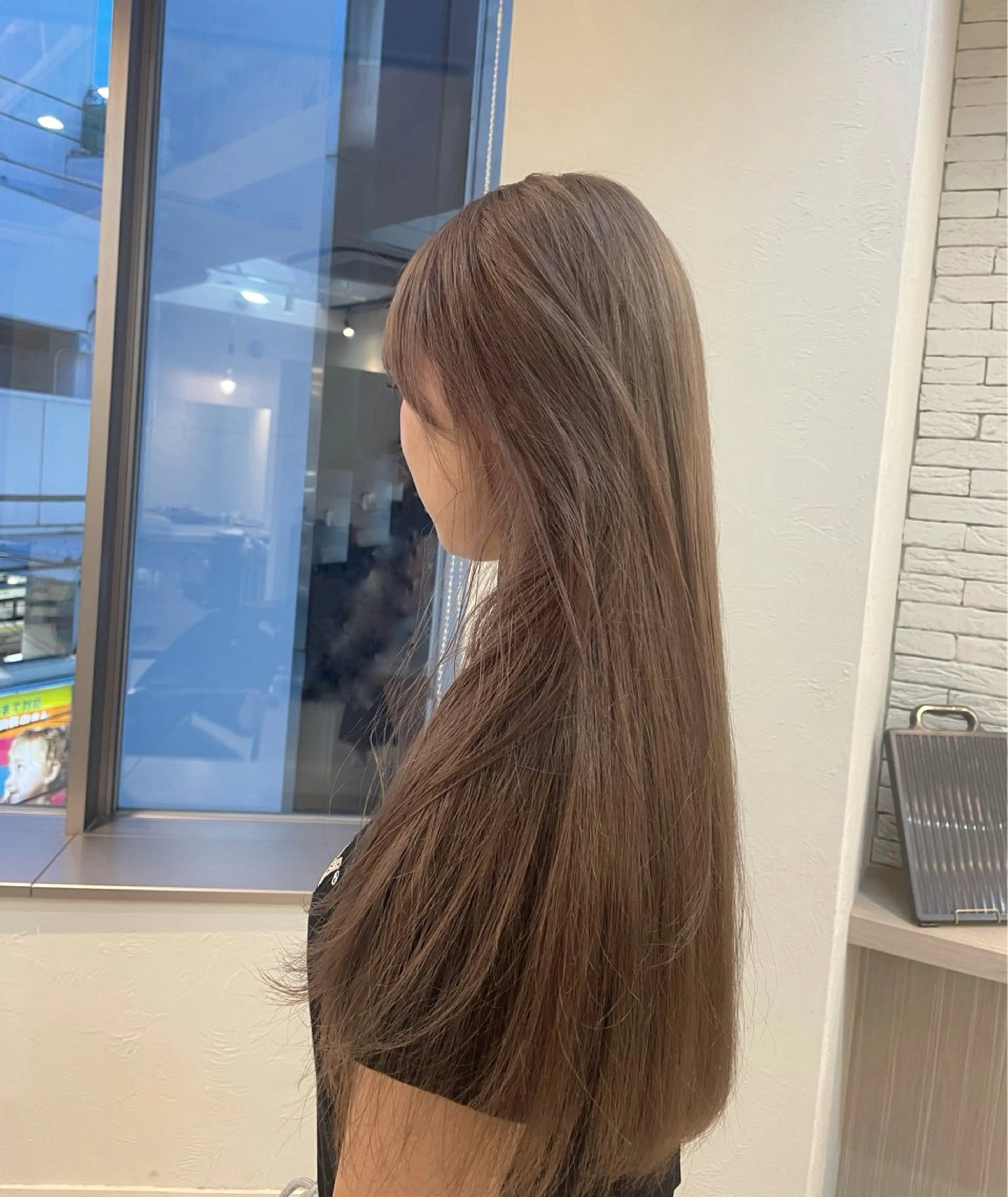 ロング カラー ベージュカラー tiel 小山莉々のヘアスタイル