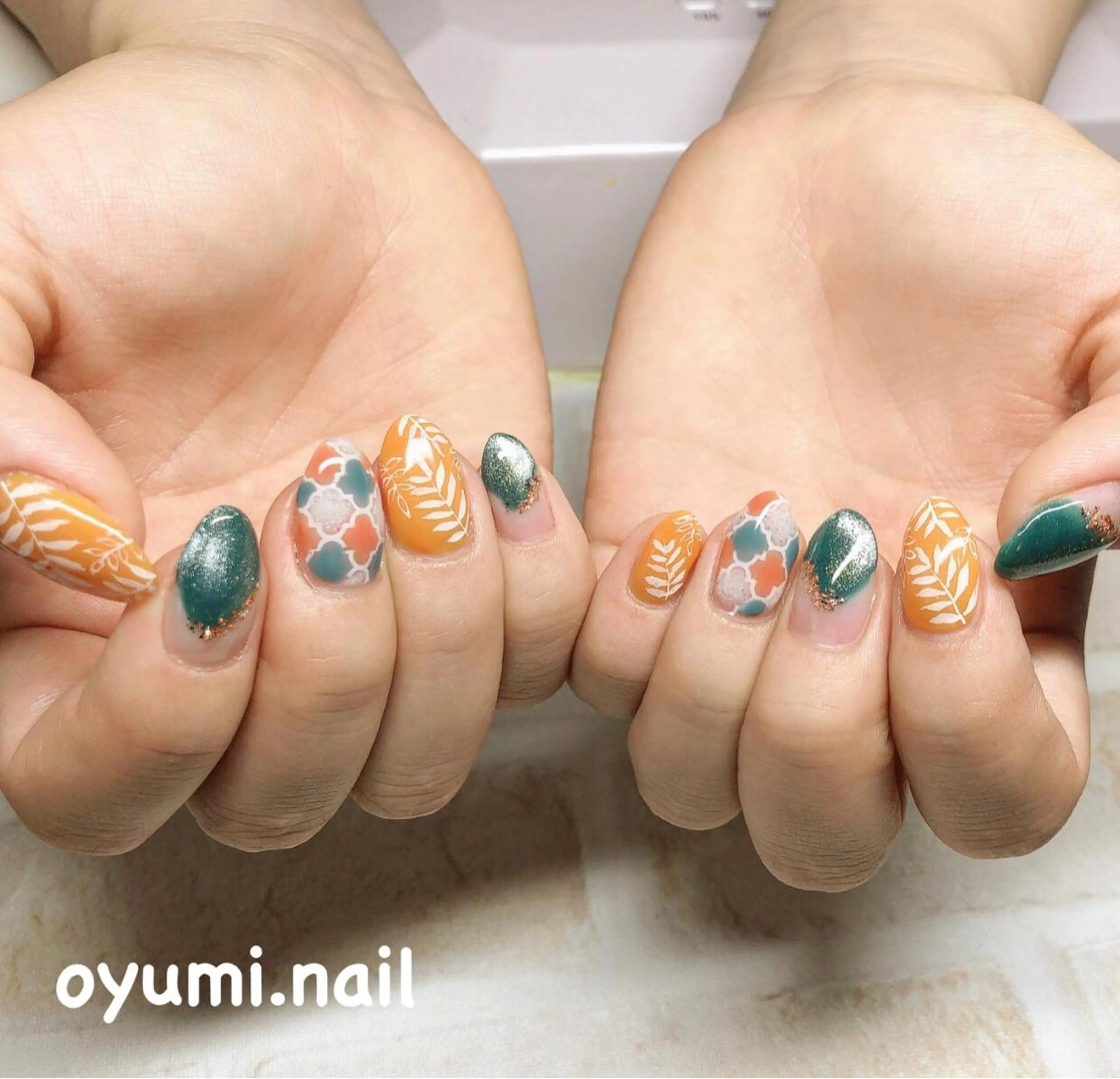 ネイル ジェルネイル グラデーション グリーン マグネットネイル オレンジ ハンドネイル takanashi yumiのネイルデザイン