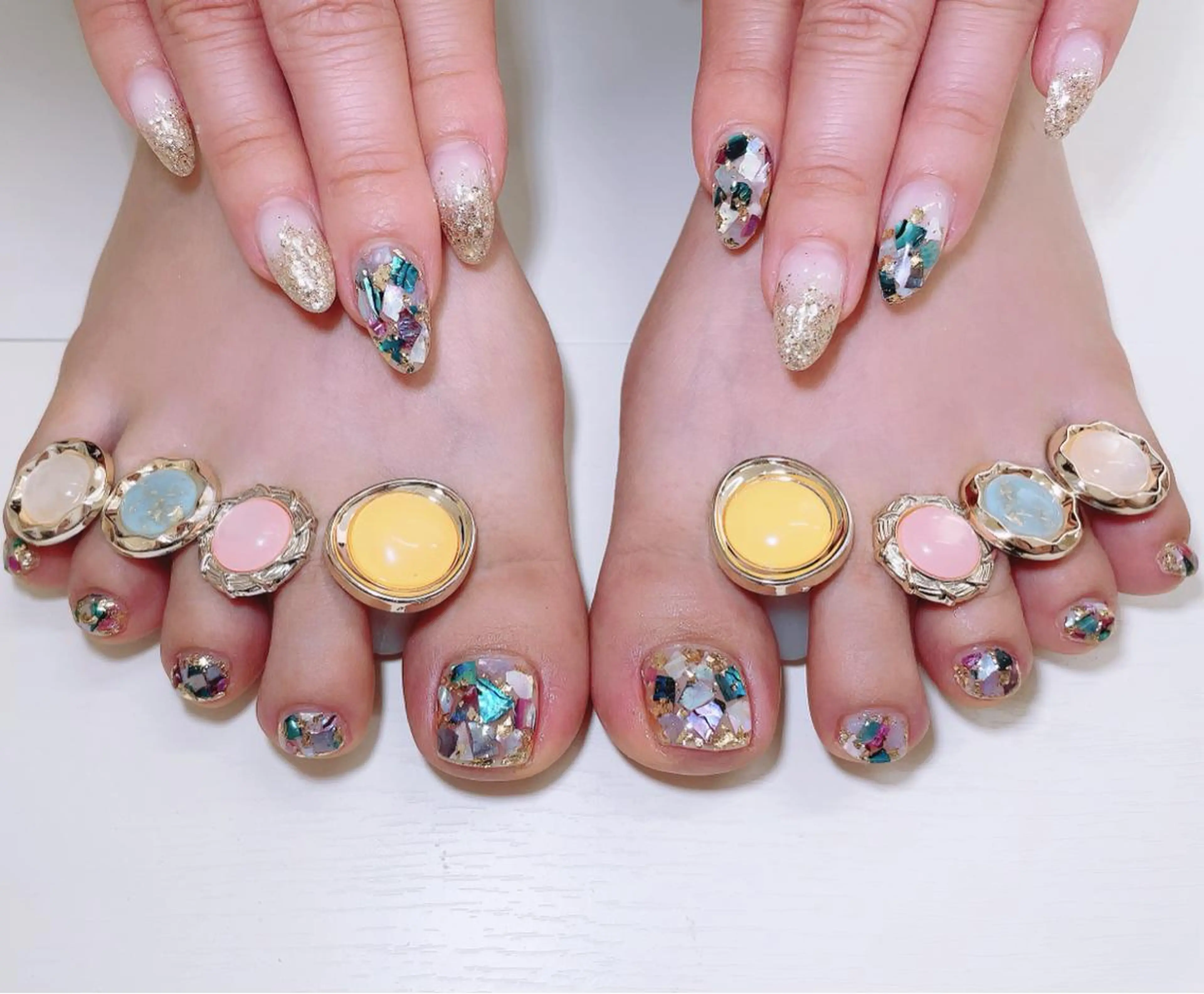 ネイル フットネイル ジェルネイル ゴールド ハードジェル キラキラネイル Lilas Nailのネイルデザイン