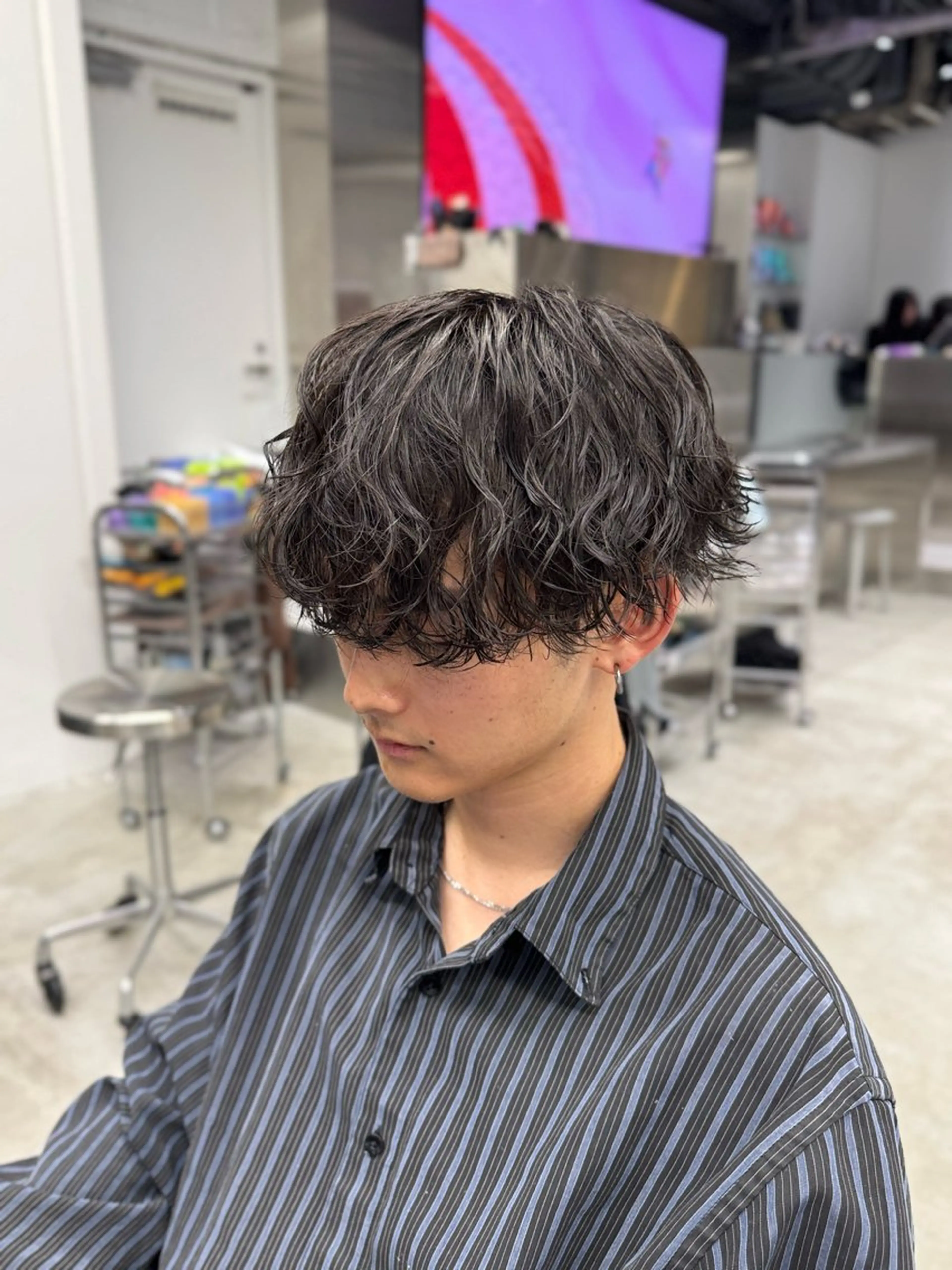 ミディアム パーマ メンズ ミディアムパーマ マッシュ メンズパーマ ツイストスパイラルパーマ 波巻きパーマ byfifth 天神 🌀moromiのヘアスタイル