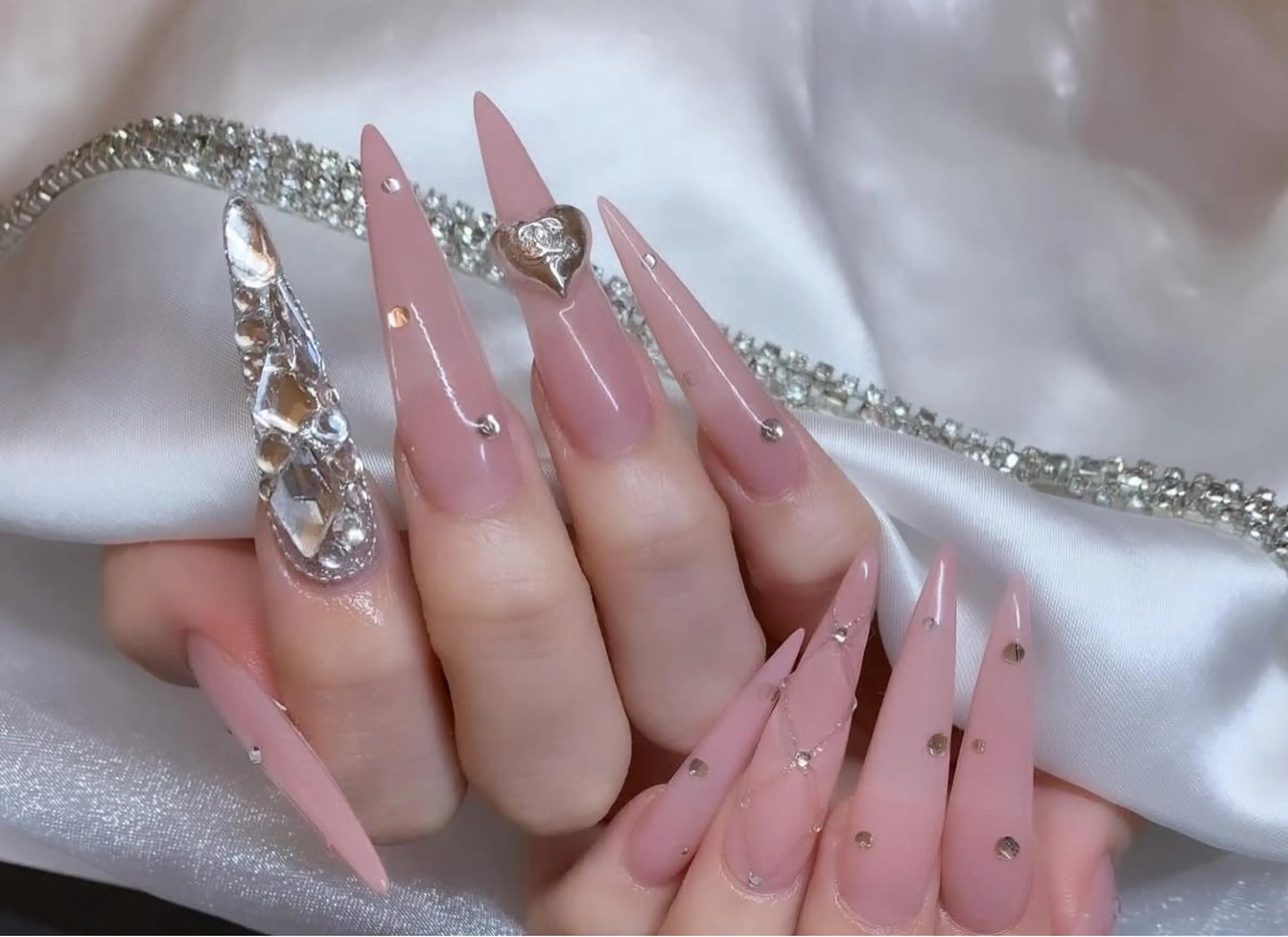 ネイル オーロラネイル フレンチネイル ジェルネイル ハロウィン キラキラネイル H.baby Nail Salonのネイルデザイン
