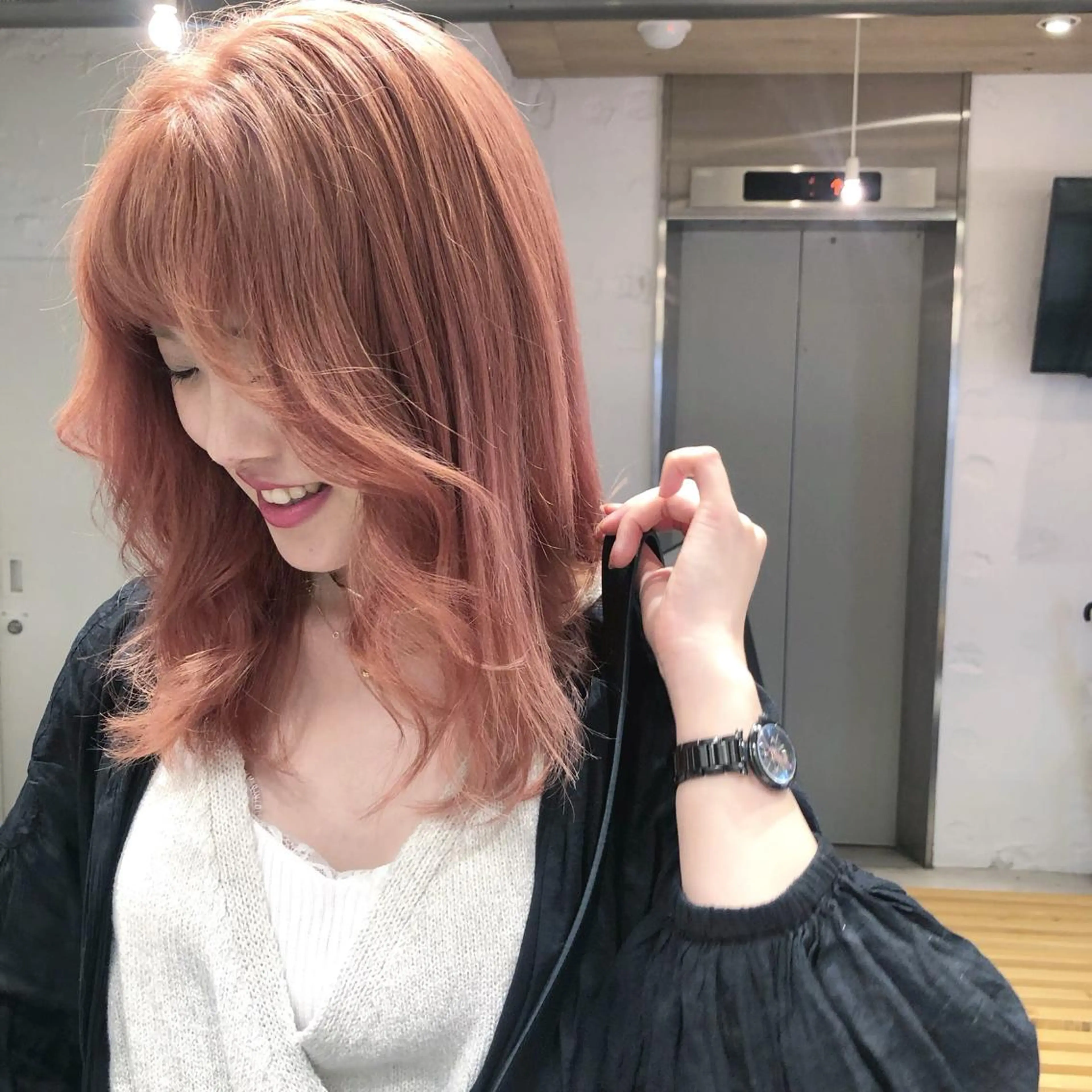 セミロング カラー ORIKA 美容室のヘアスタイル