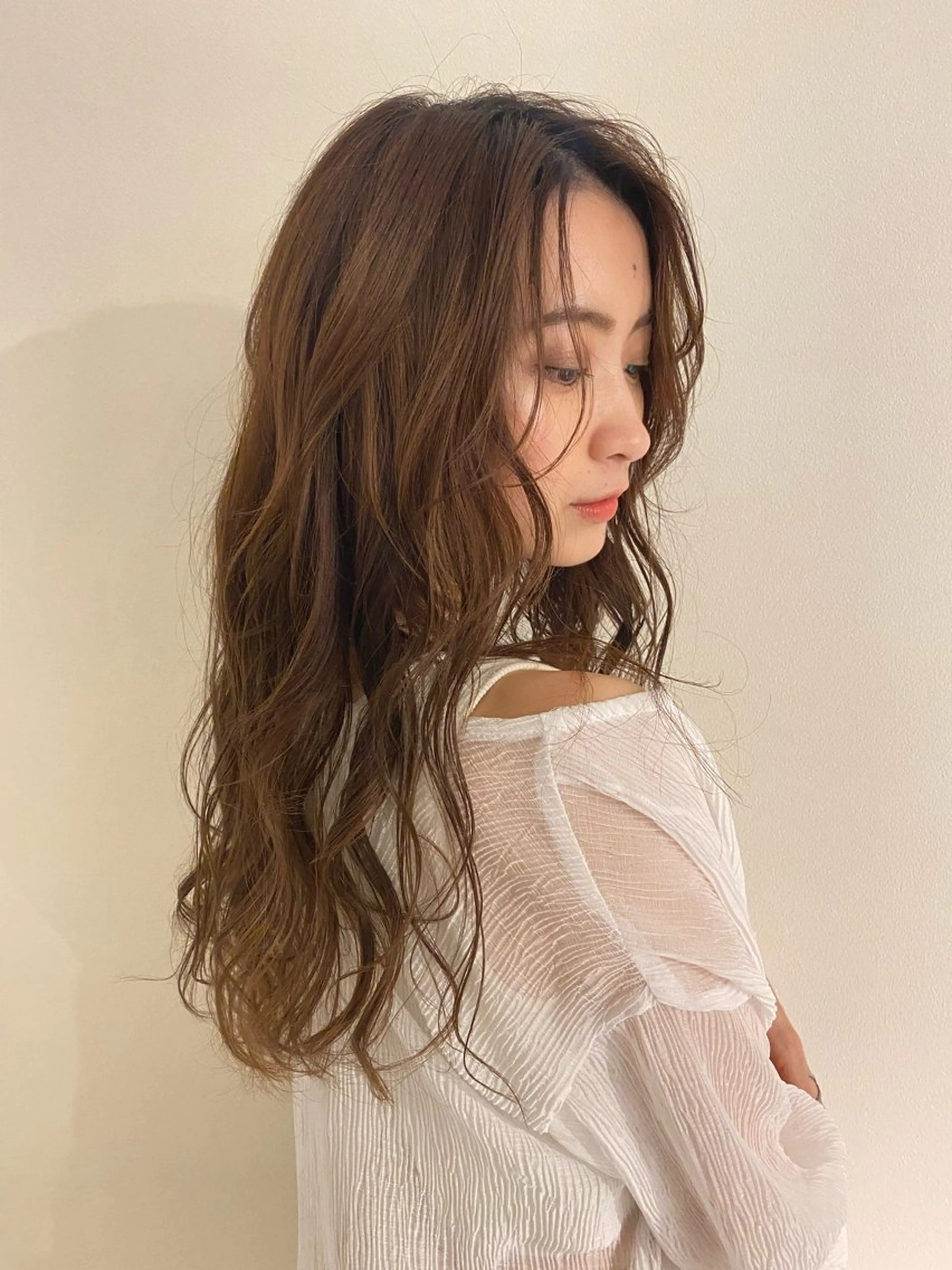 お出かけ前のコテ巻きスタイリングの写真