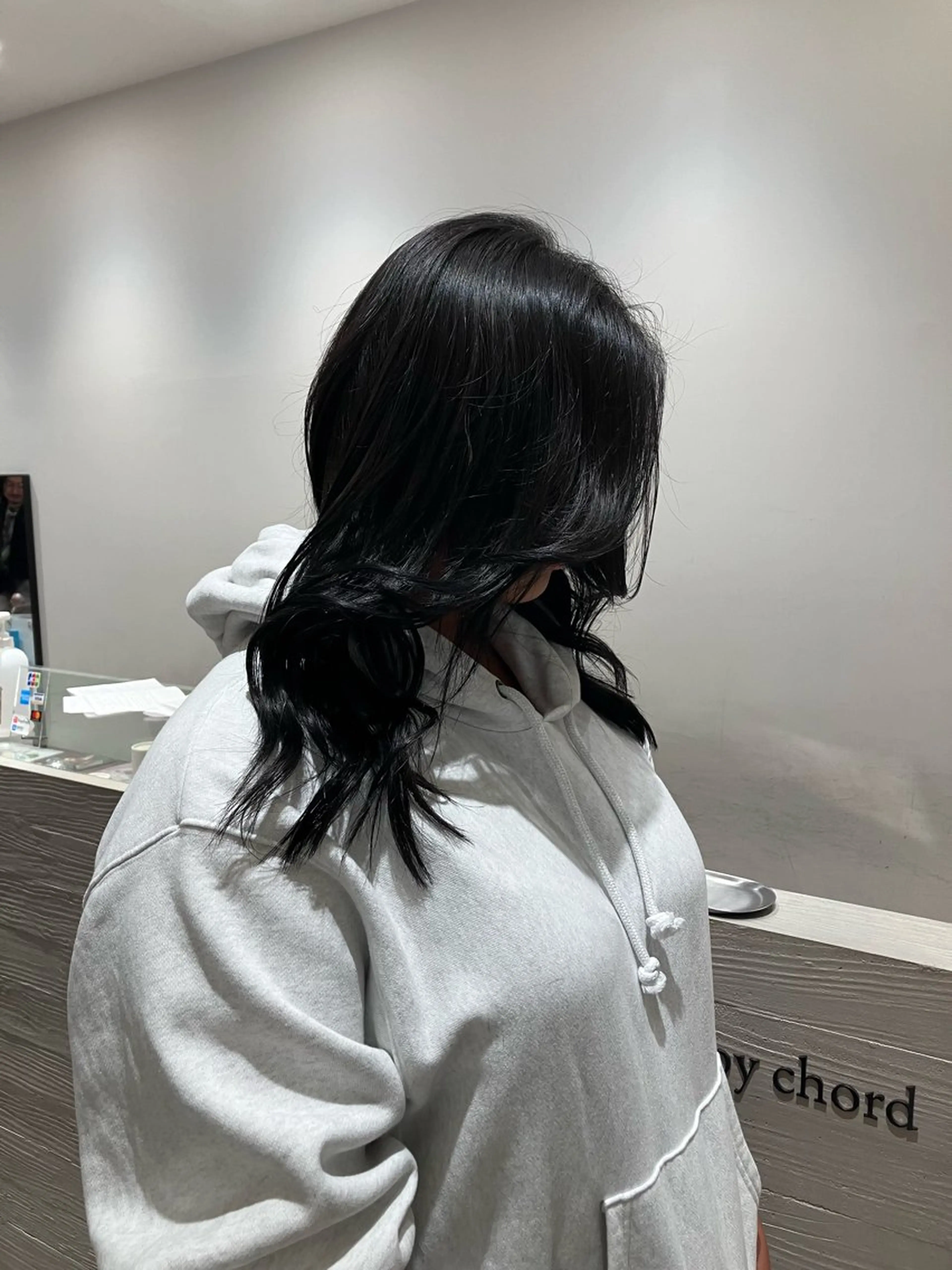 セミロング カラー 黒髪 ブルーカラー ブルーブラック サキ🤍ハイトーン 🩰くびれ巻きヘアのヘアスタイル