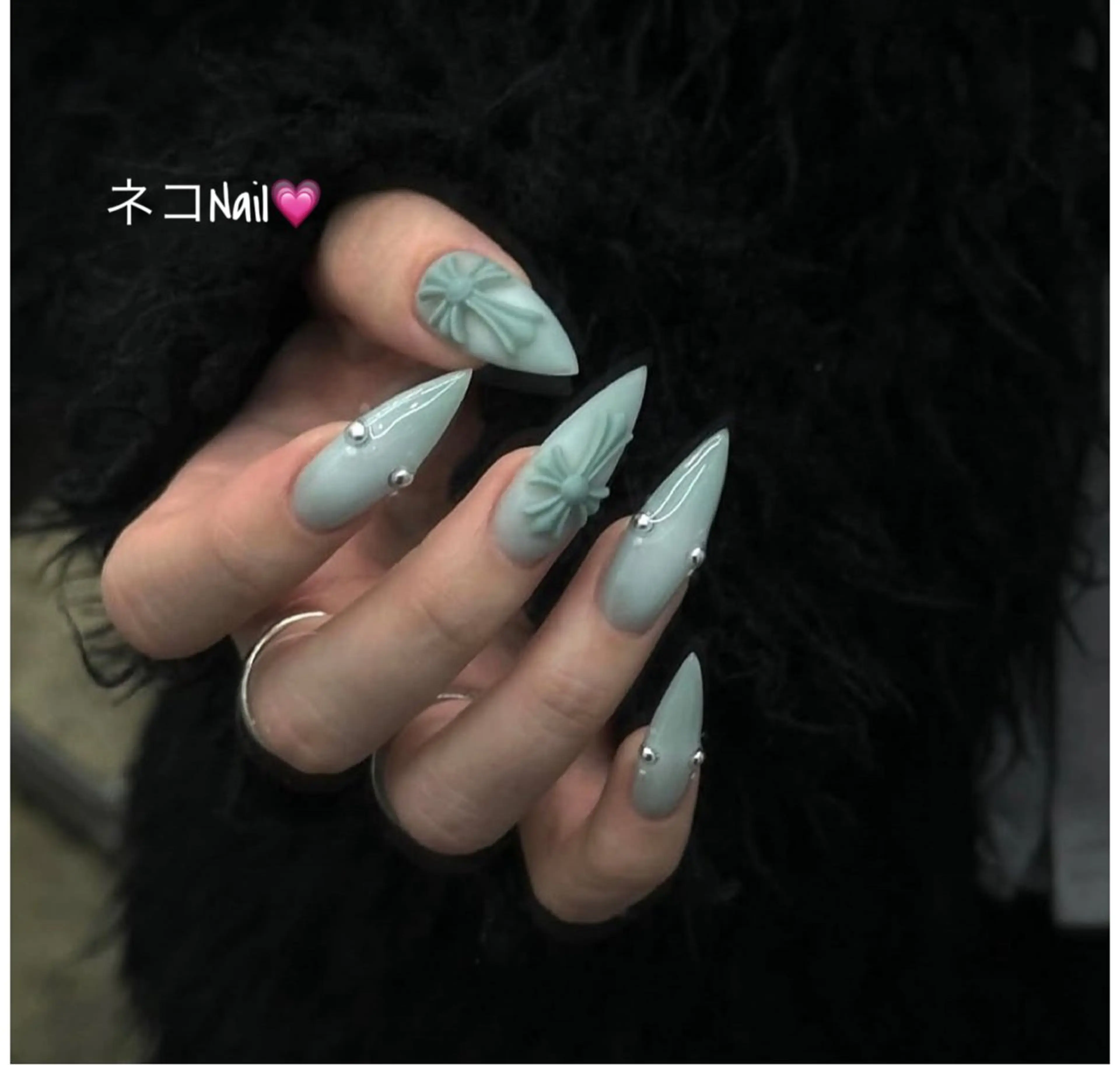ネイル フレンチネイル ラメ(グリッター) ストーンネイル ワンホンネイル ハンドネイル ネコ Nailのネイルデザイン