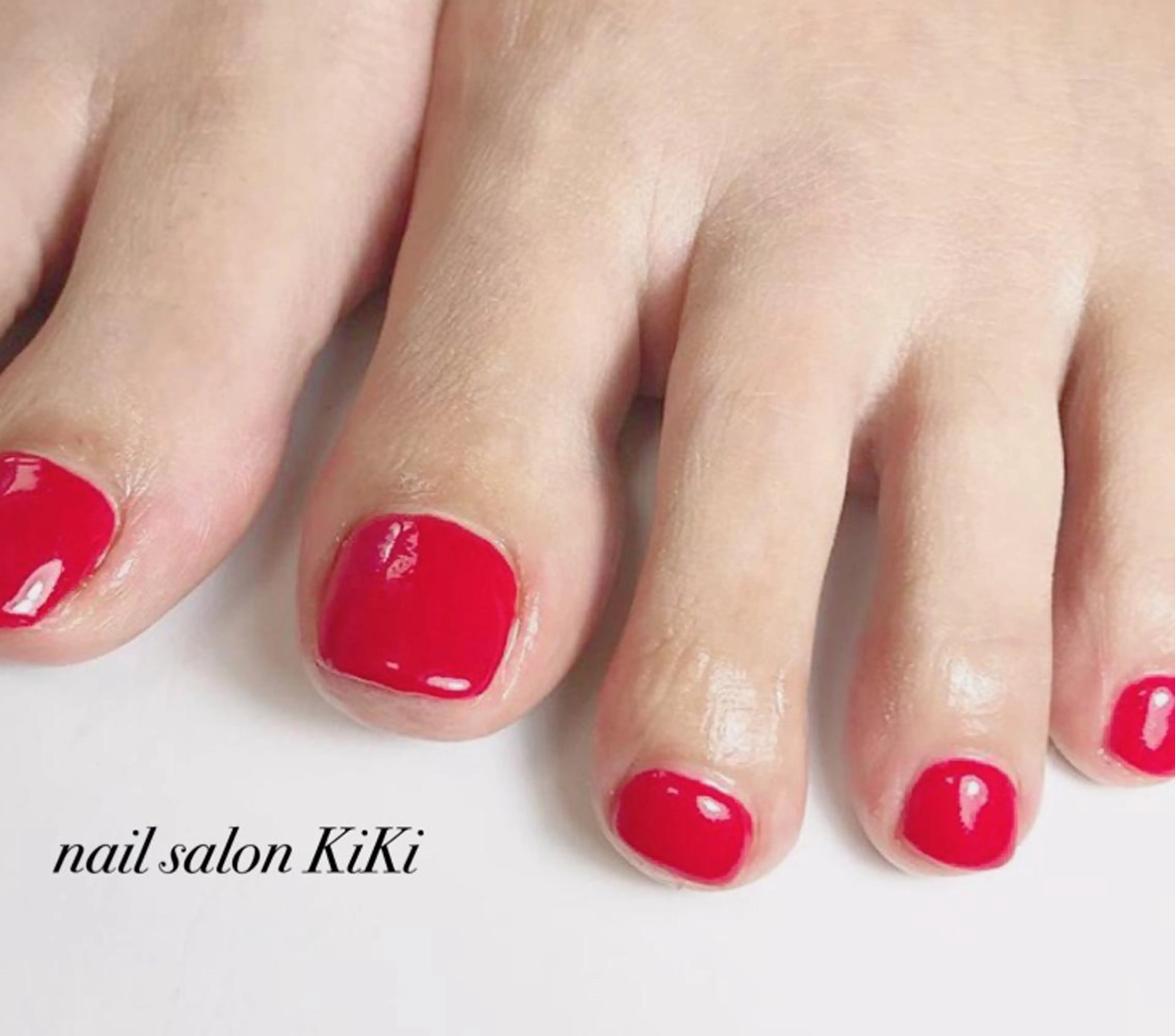 ネイル フットネイル ワンカラーネイル 赤色 フットネイル K. KiKiのネイルデザイン