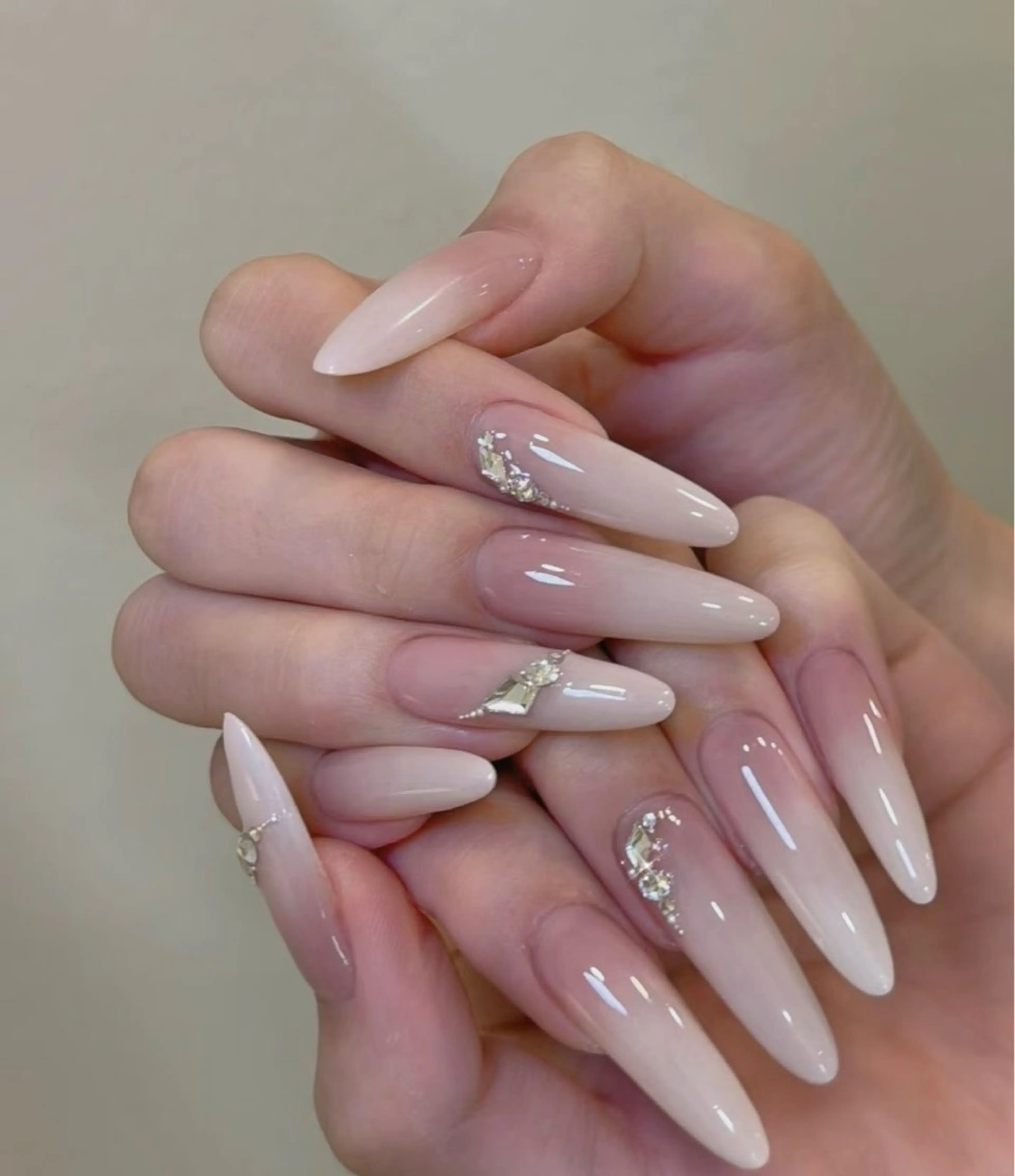 カラー グラデーションカラー ピンクカラー ハンドネイル AIN Nailのネイルデザイン