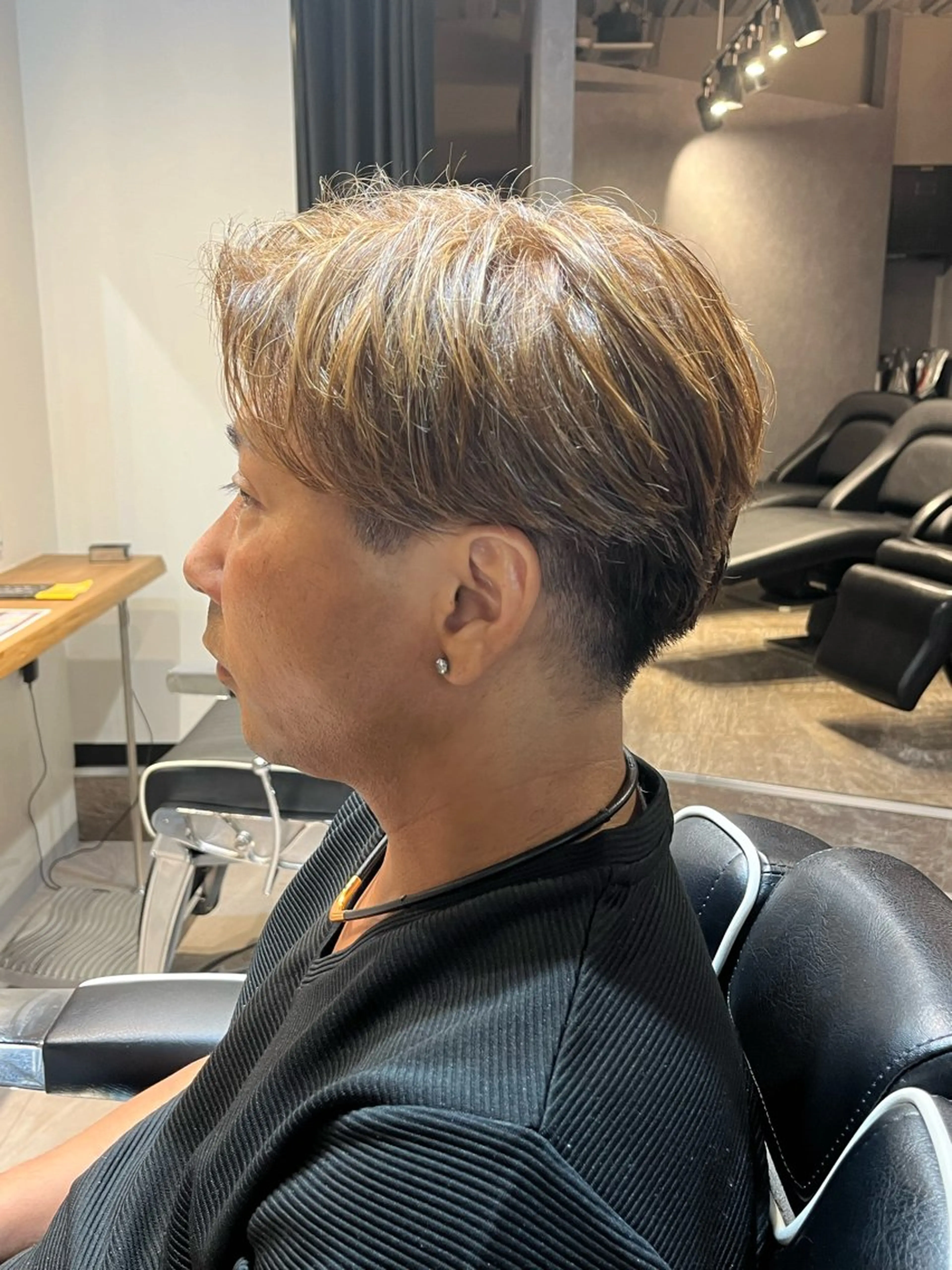 メンズ メンズブリーチ センターパート フェードカット メンズハイライト メンズパーマ カット ヘアカラー 雄貴/ メンズ特化のヘアスタイル