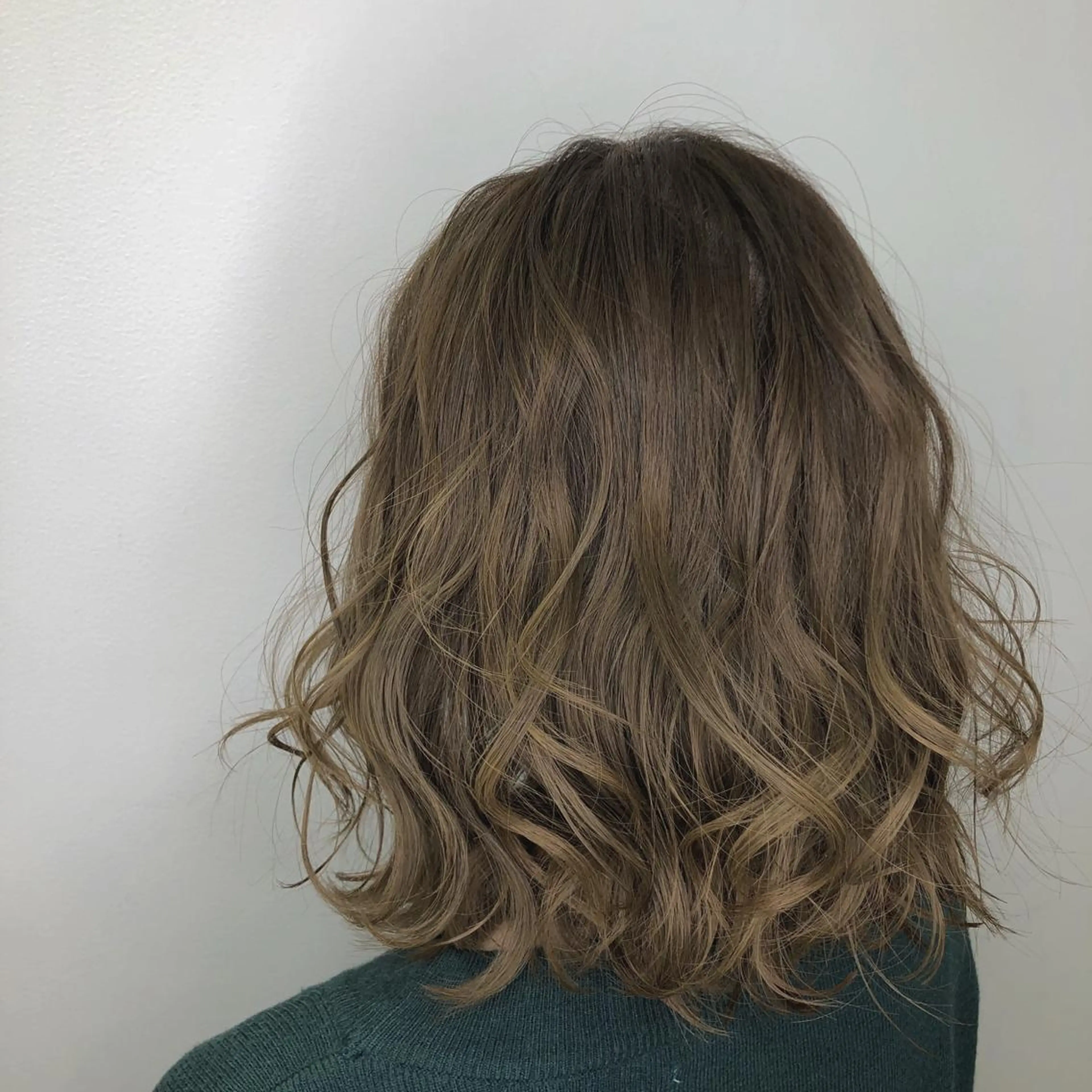 ミディアム カラー 渡邊 唯のヘアスタイル
