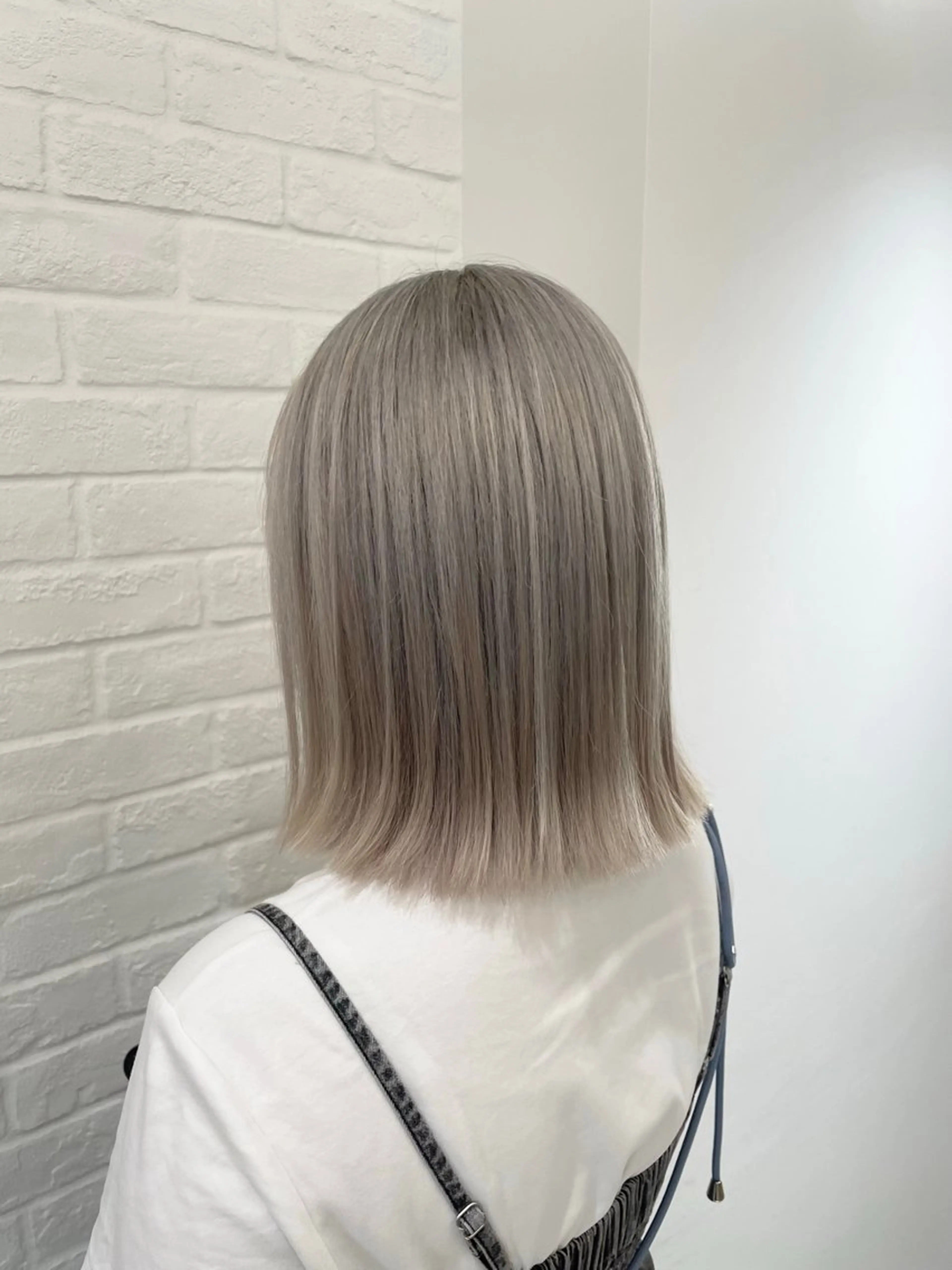 ミディアム カラー ブリーチ シルバー ホワイトシルバー miyu 美髪縮毛矯正𓂃꙳⋆のヘアスタイル