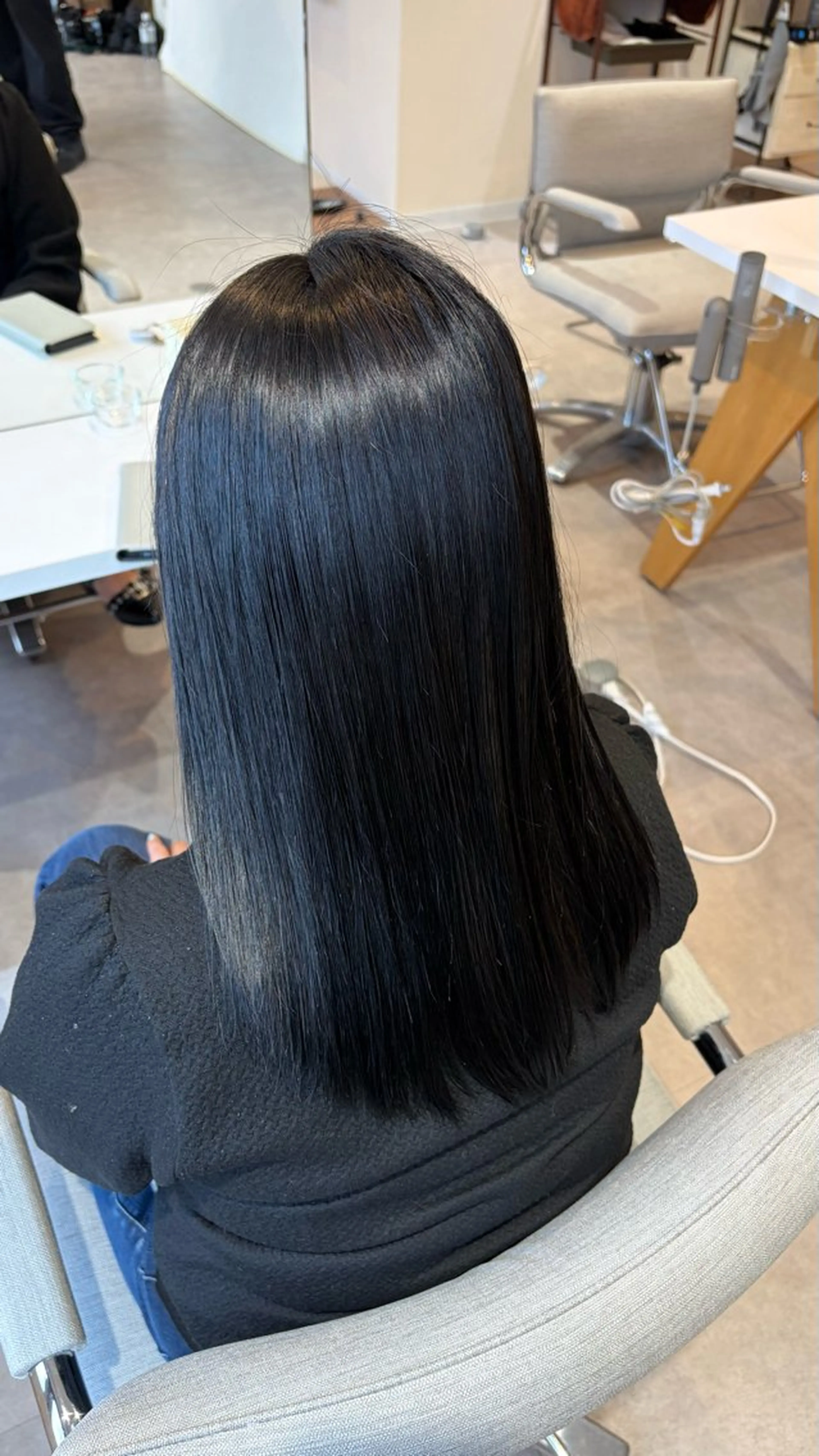 ミディアム カラー 黒髪 ブルーカラー ブルーブラック 透明感カラー 岩本 亜美のヘアスタイル