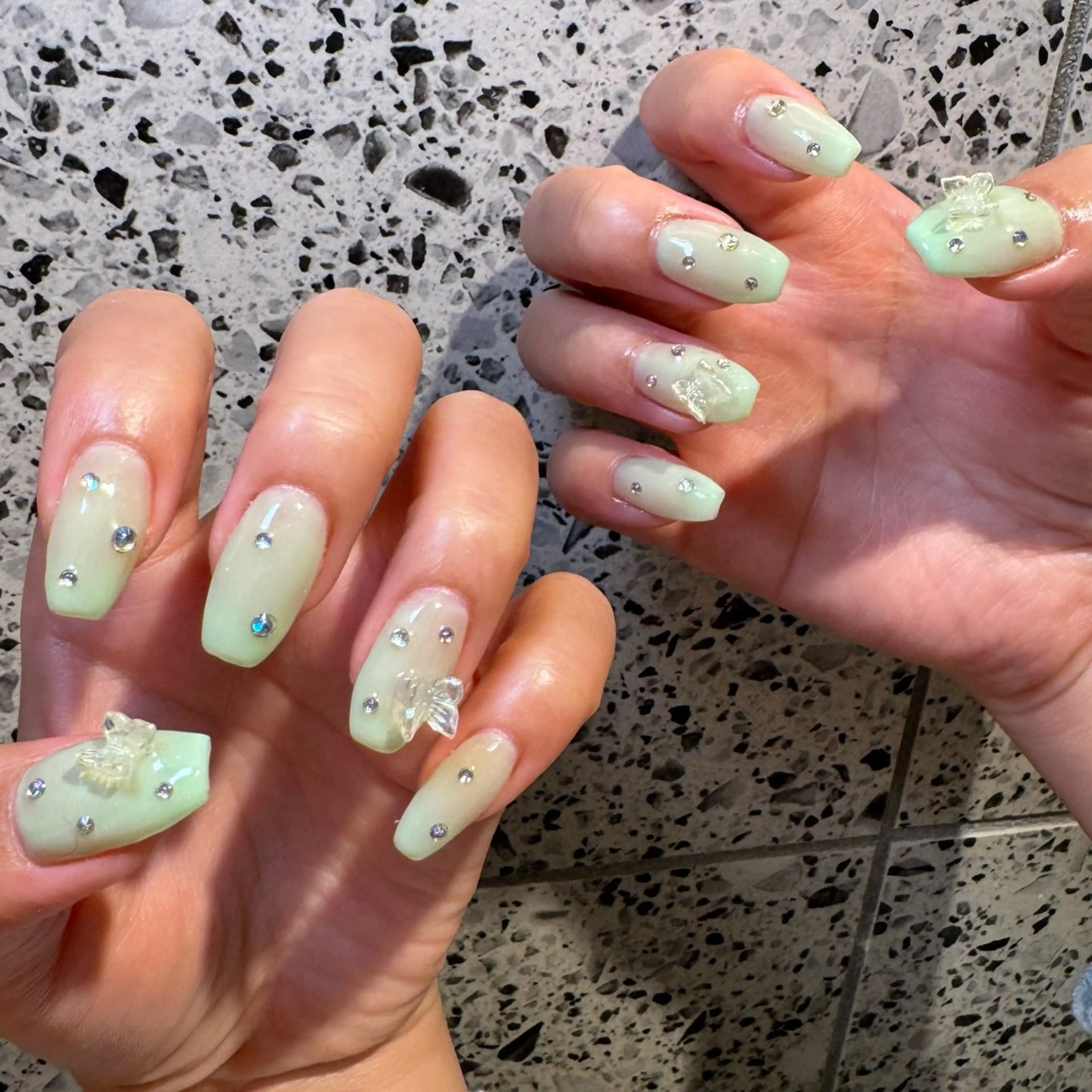 ネイル グリーン ハンドネイル RIEKO🍒 ワンホン♡推しネイルのネイルデザイン