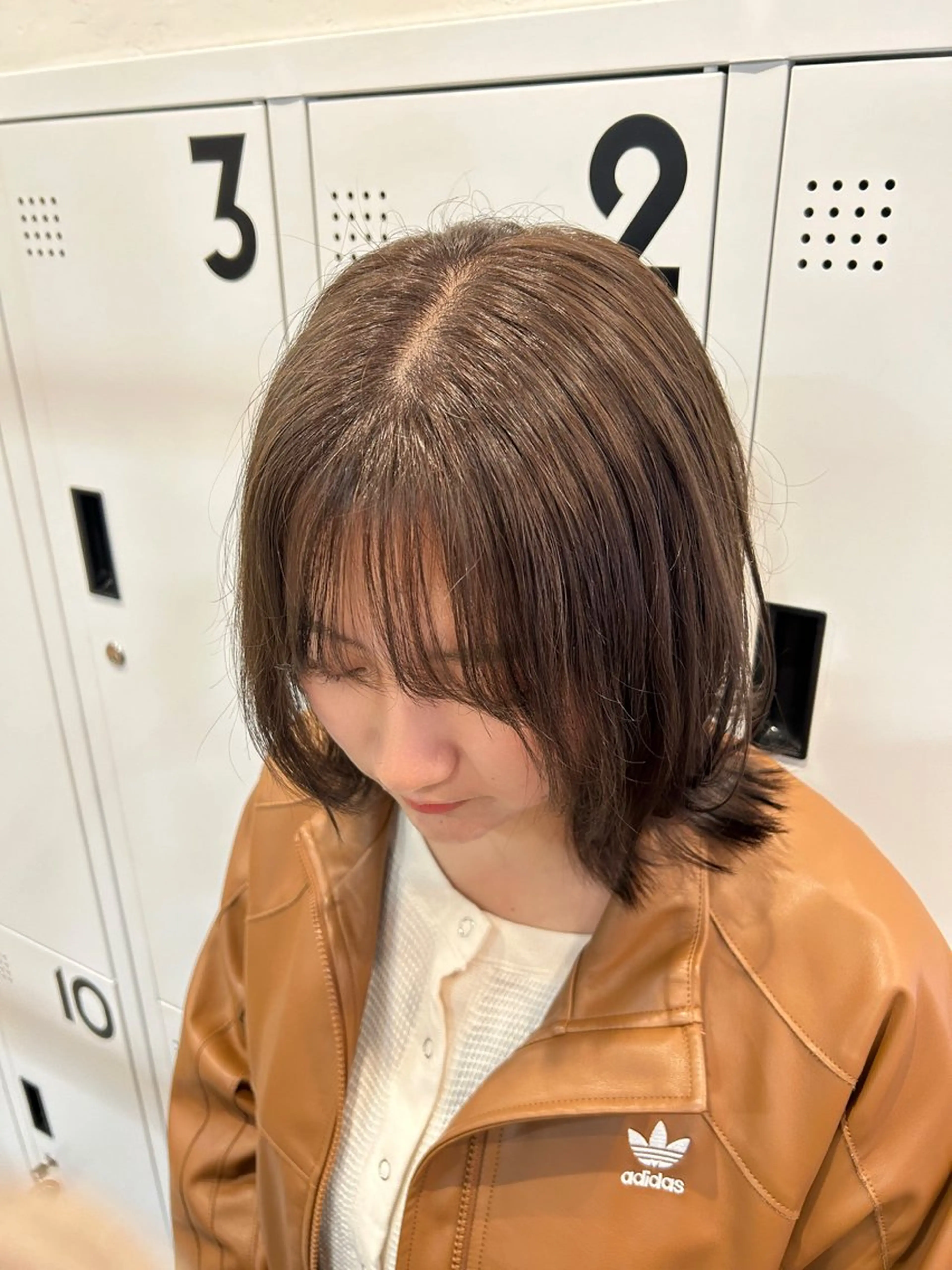 ミディアム カラー ベージュカラー ブリーチ ダブルカラー フォギーベージュ グレージュ ヘアカラー トリートメント mai /attraのヘアスタイル