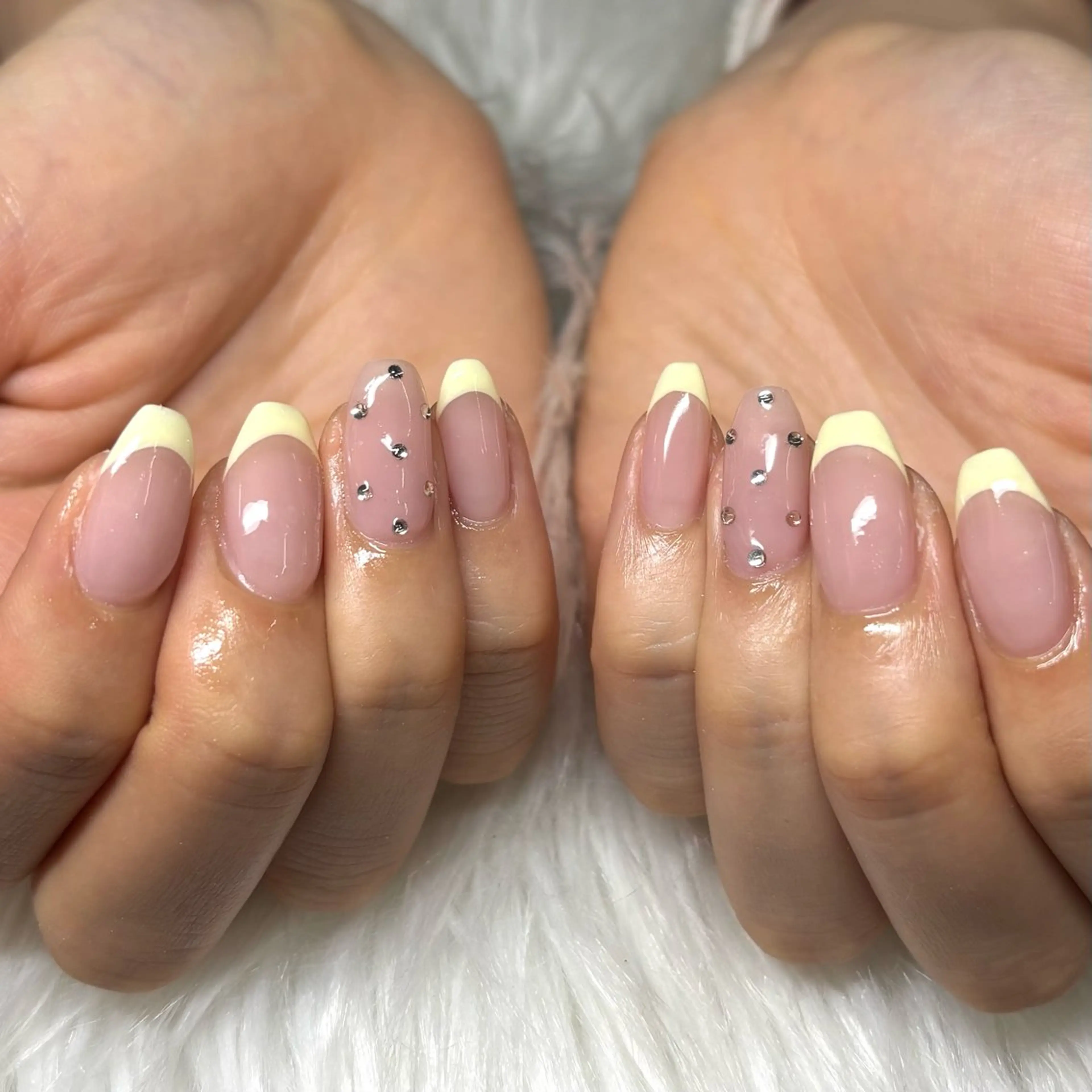 ネイル ドット ストーンネイル ハンドネイル y's beauty京橋店のネイルデザイン