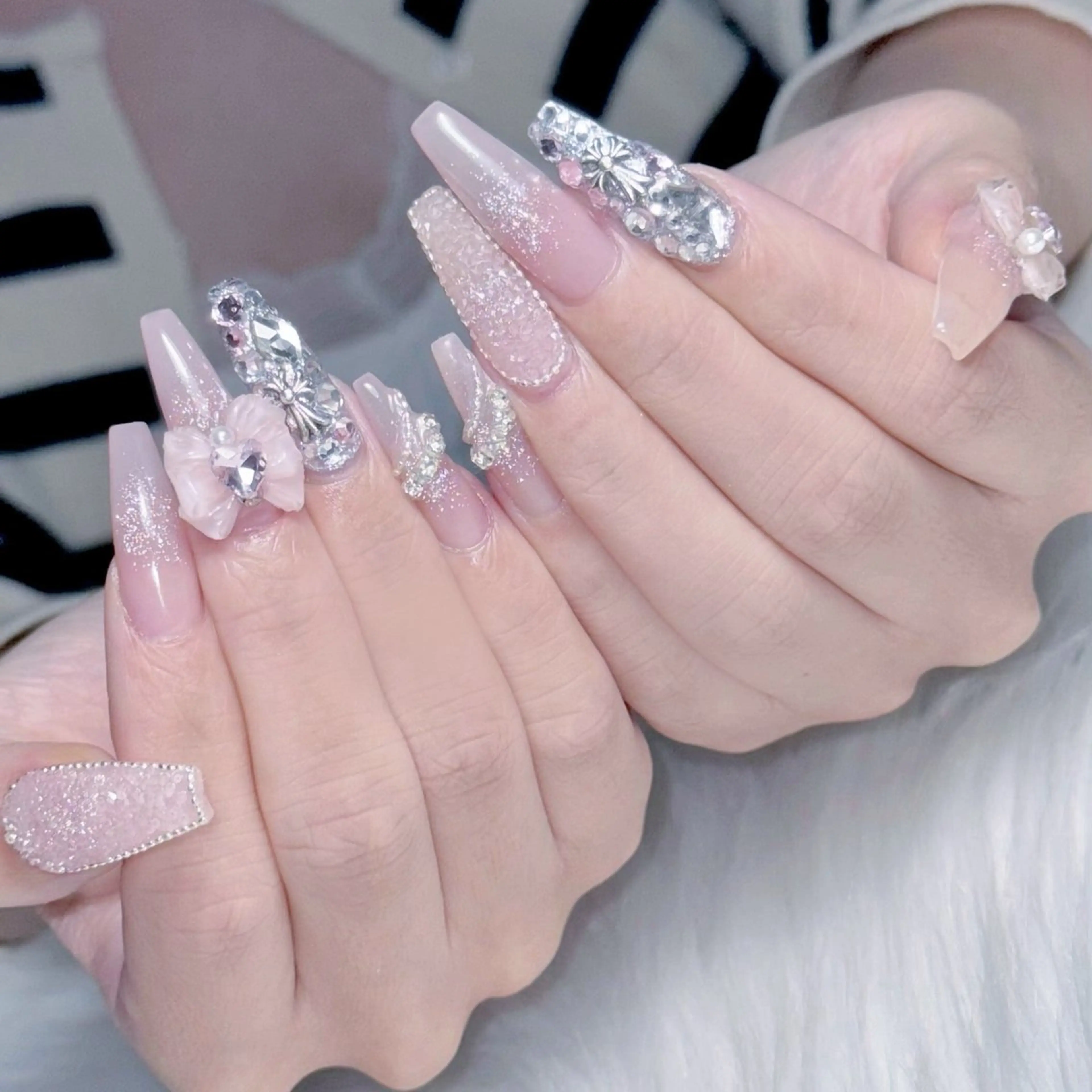 ネイル キラキラネイル マグネットネイル ピンク ワンホンネイル 冬ネイル nailsalon ChuColaのネイルデザイン