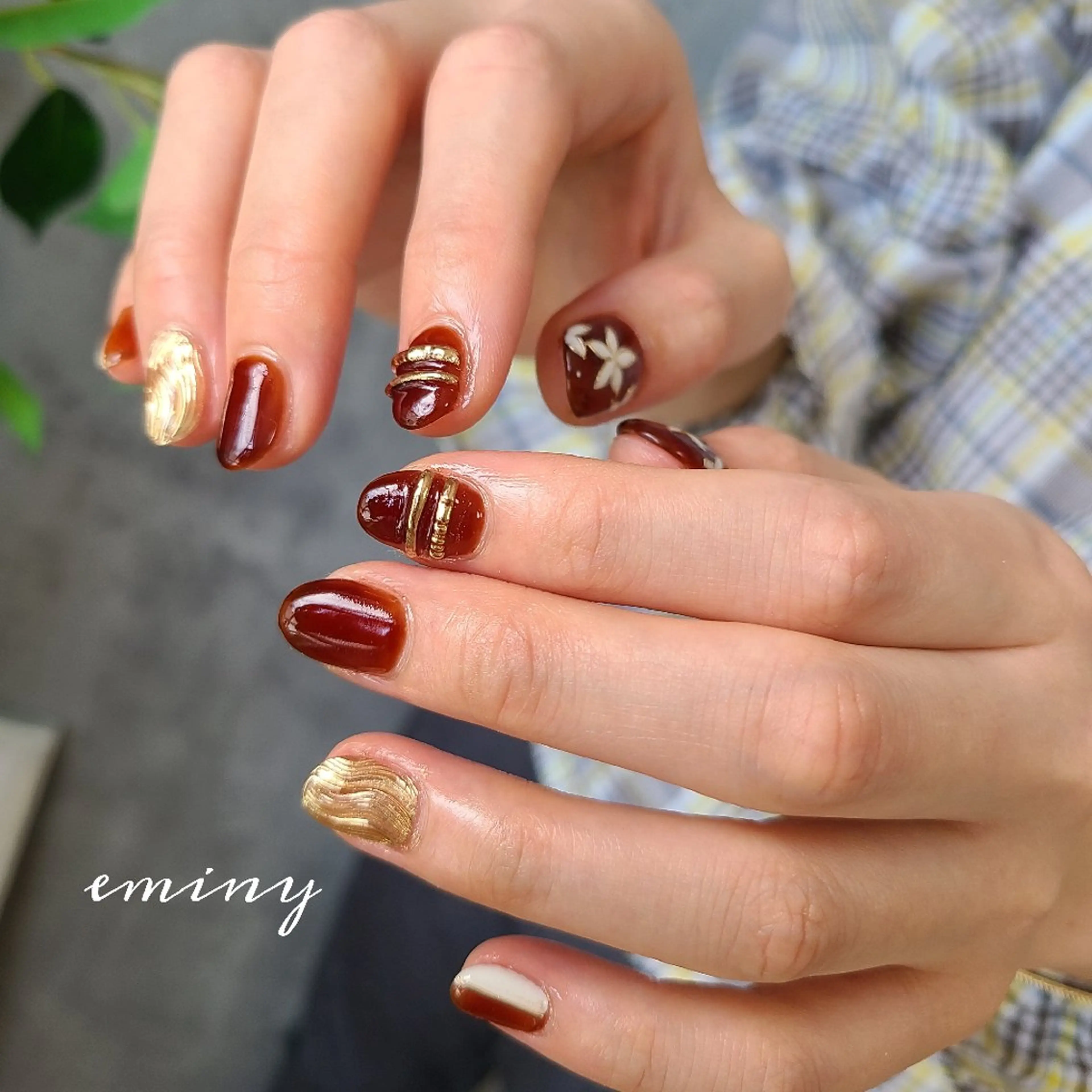 ネイル ブラウン ゴールド nail salon  eminyのネイルデザイン