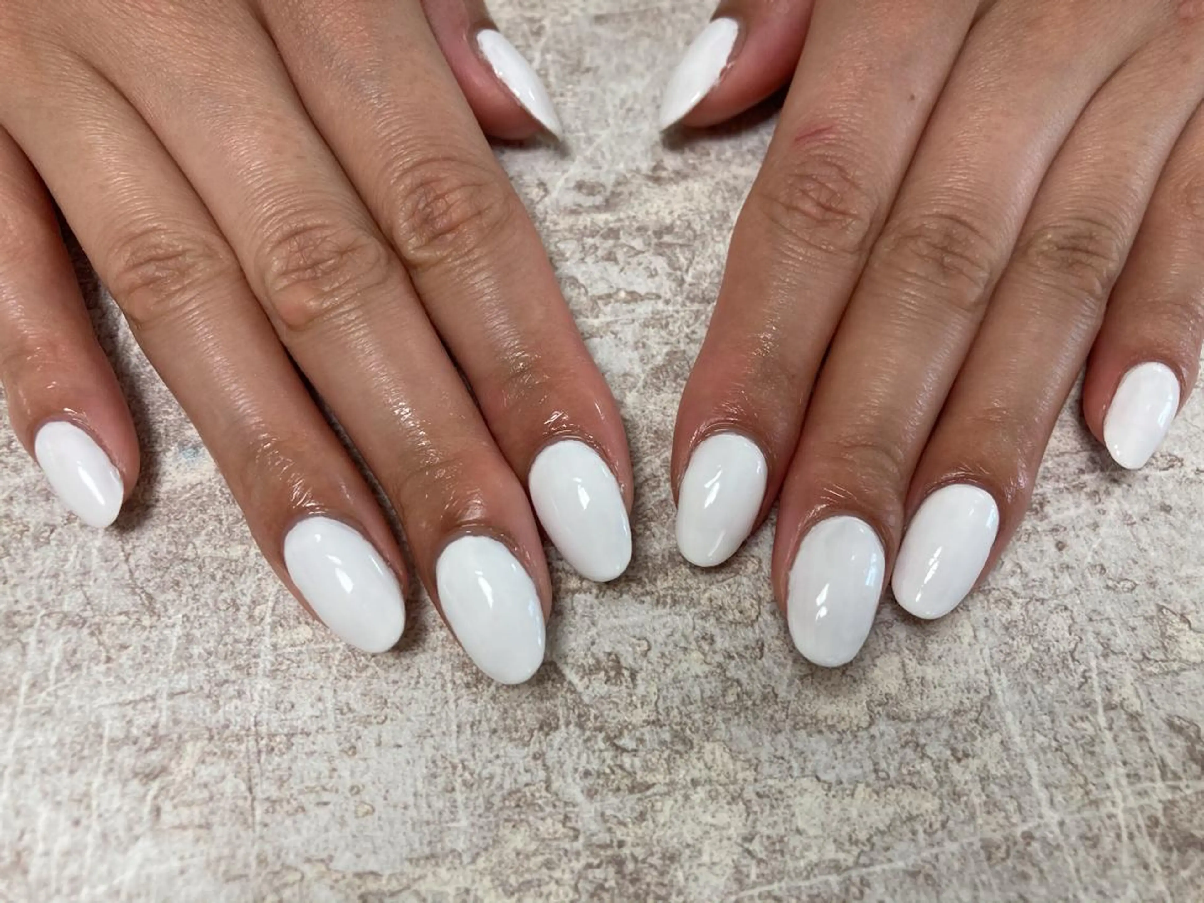 ネイル ワンカラーネイル ホワイト mogunail &blowのネイルデザイン