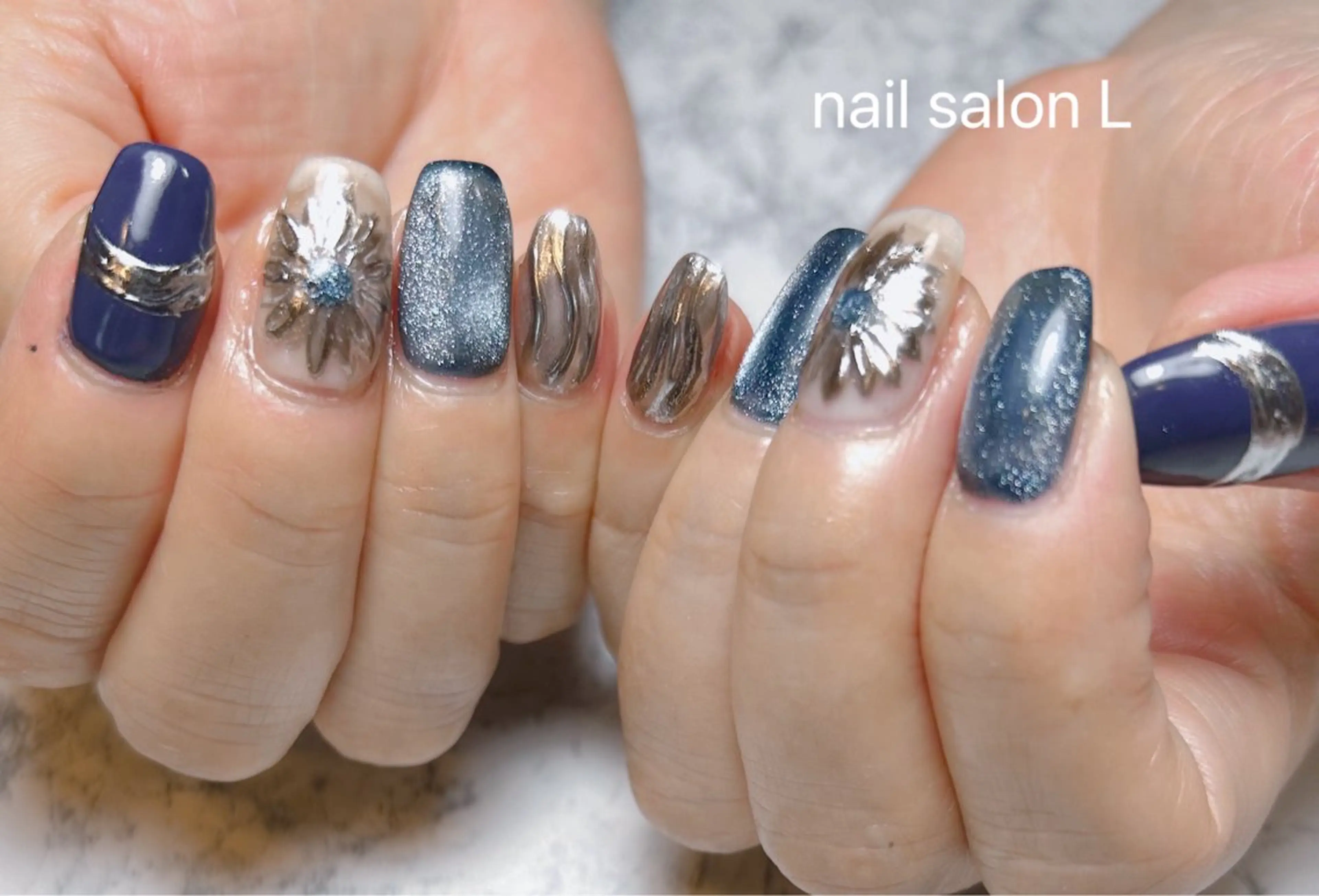 ネイル ブルー フラワーネイル キラキラネイル ミラーネイル ハンドネイル 吉川市 ネイルサロンLのネイルデザイン