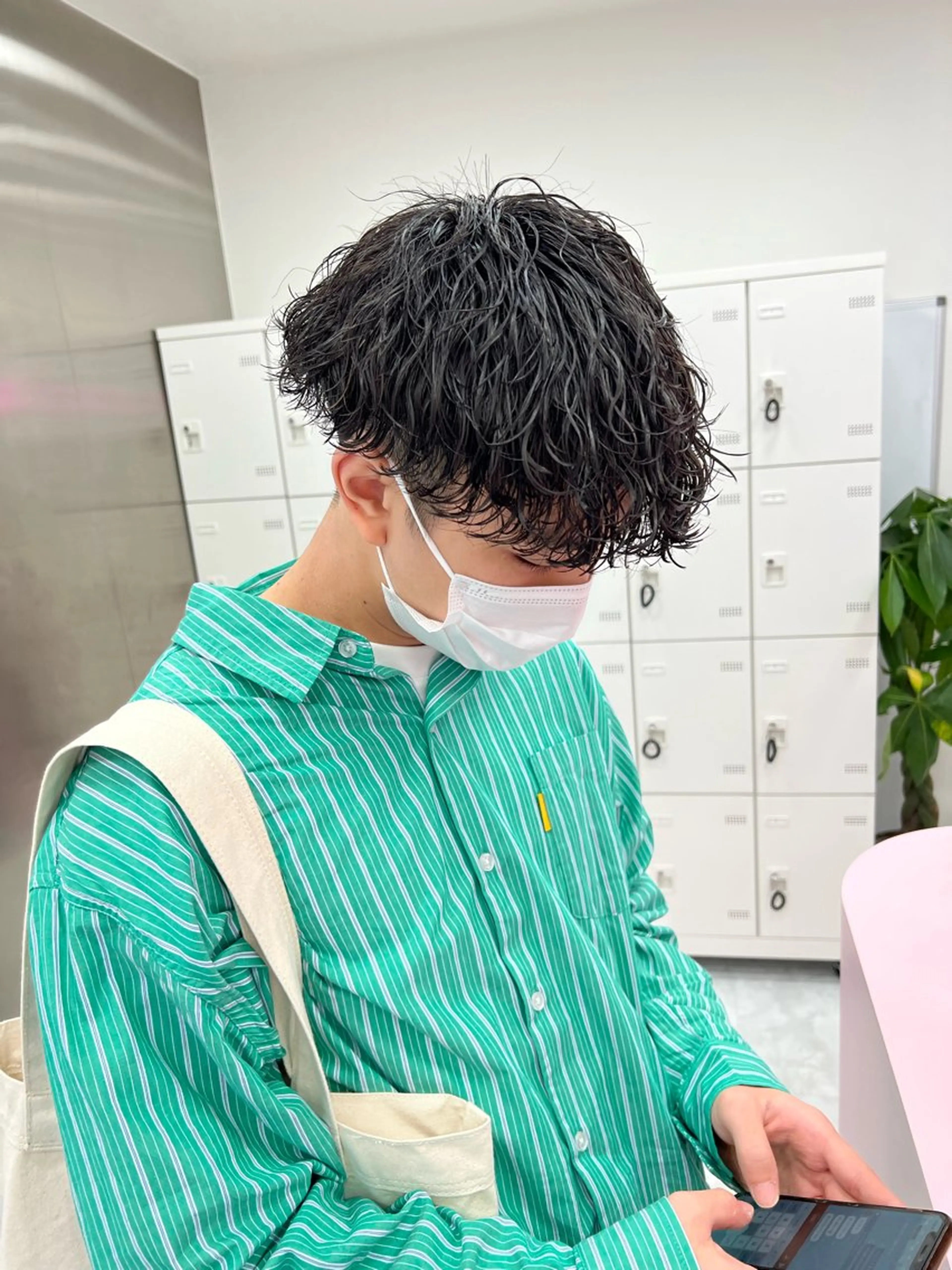 ミディアム パーマ メンズ ミディアムパーマ センターパート メンズ韓国風 韓国マッシュ マッシュウルフ メンズパーマ特化 TAIGAのヘアスタイル