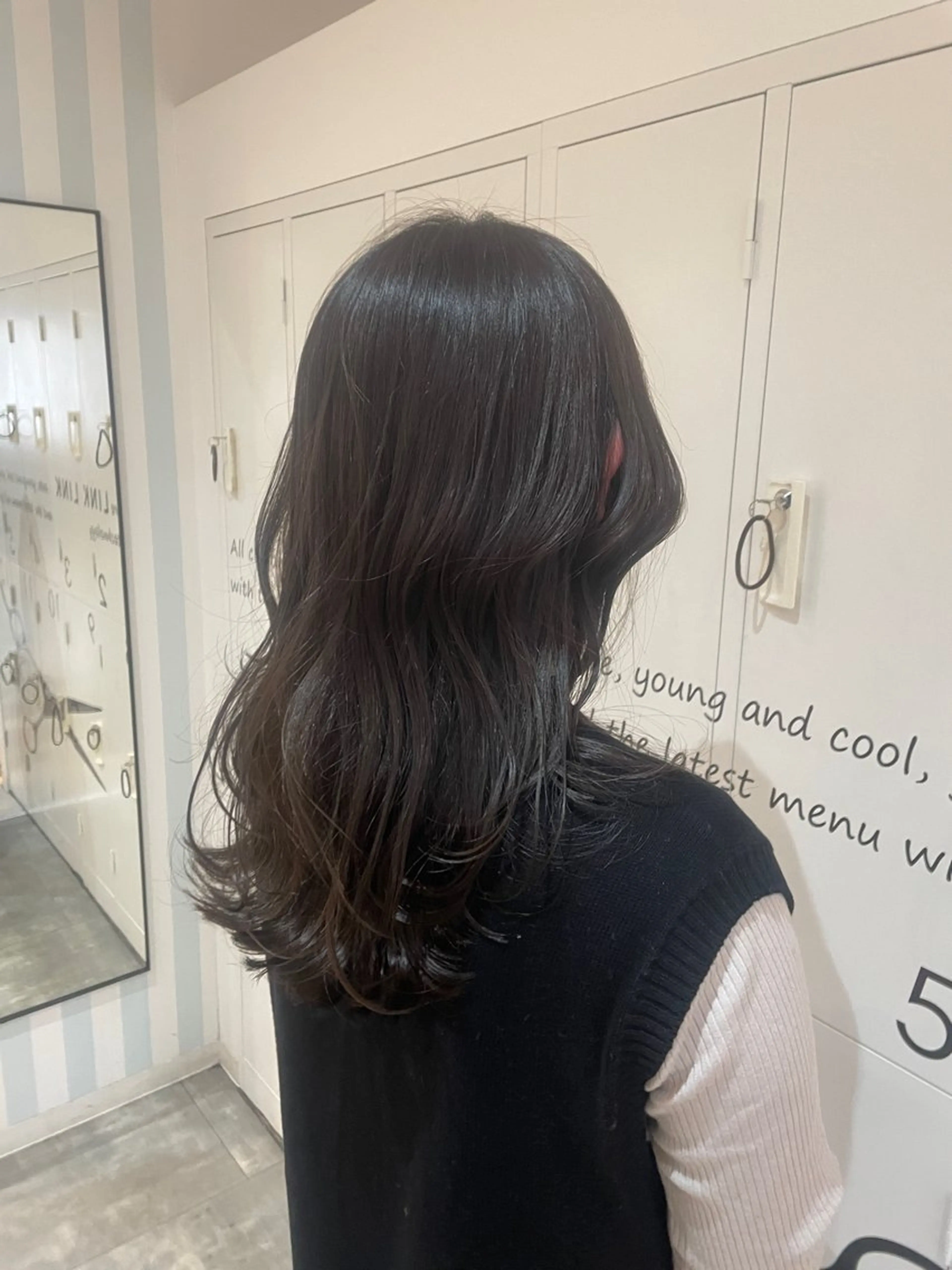 セミロング カラー アッシュ オリーブアッシュ カット ヘアカラー トリートメント ヤマナカ エリカのヘアスタイル