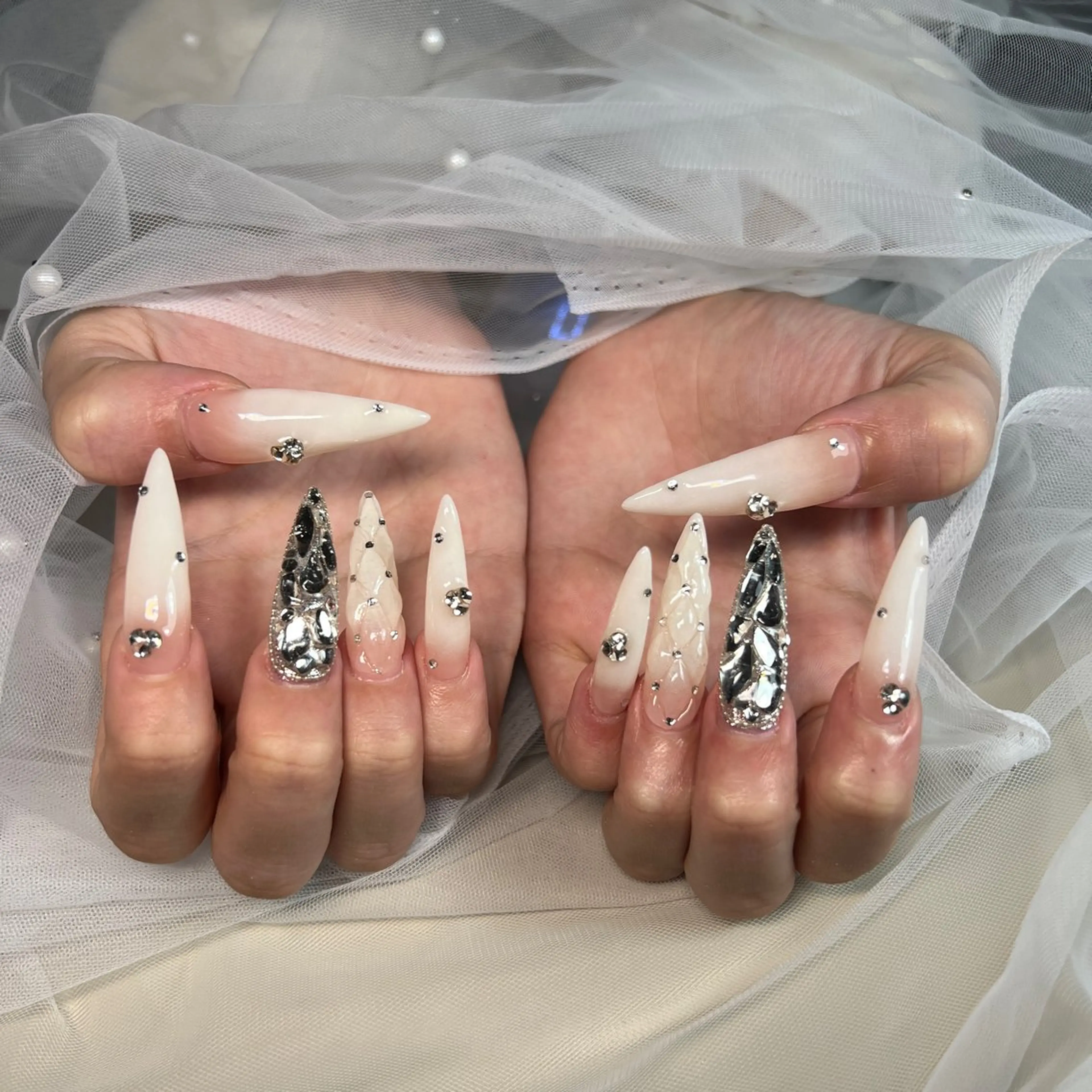 ネイル アートネイル オーロラネイル チークネイル 長さ出し フットネイル ハンドネイル フットネイル ハンドケア Noiranail_ studio川越西口のネイルデザイン